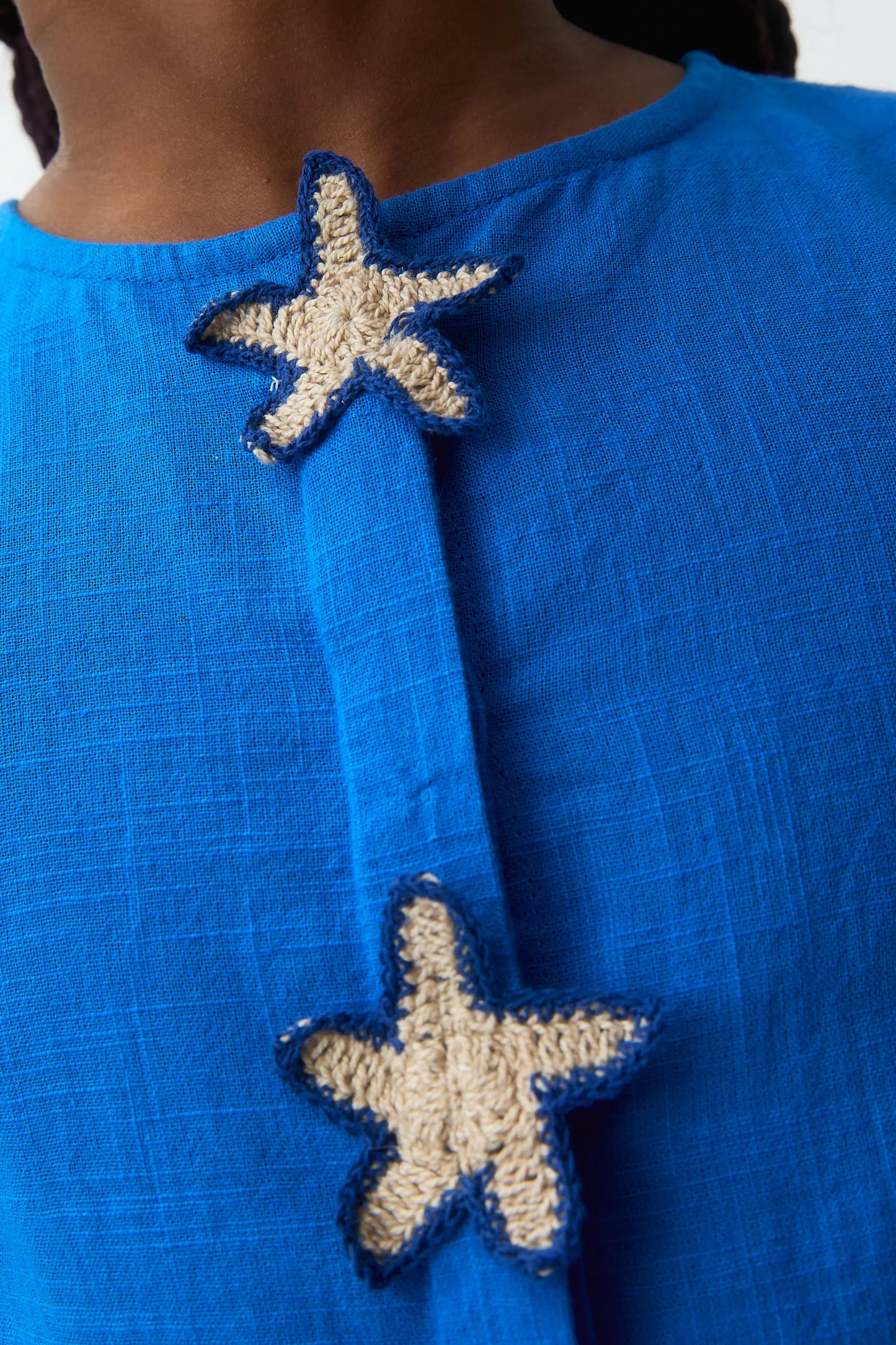 Top de niña 100% algodón azul con parche de estrellas