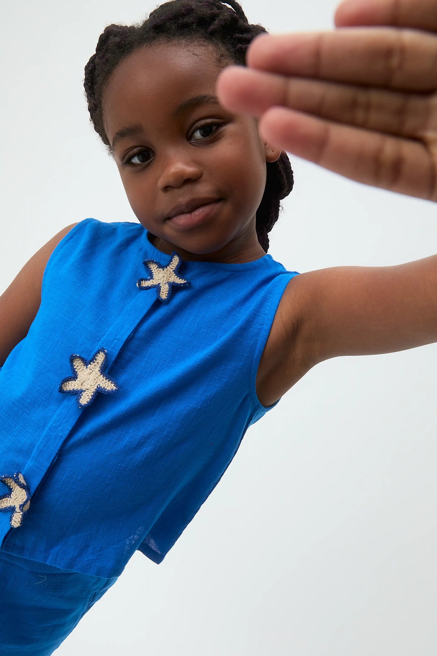 Top de niña 100% algodón azul con parche de estrellas