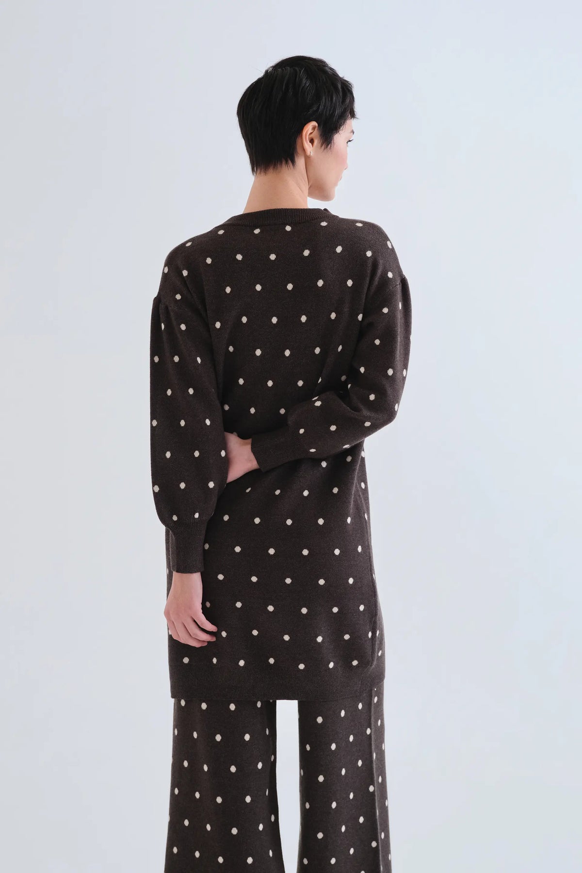 Vestido corto verde con estampado de puntos blancos pequeños