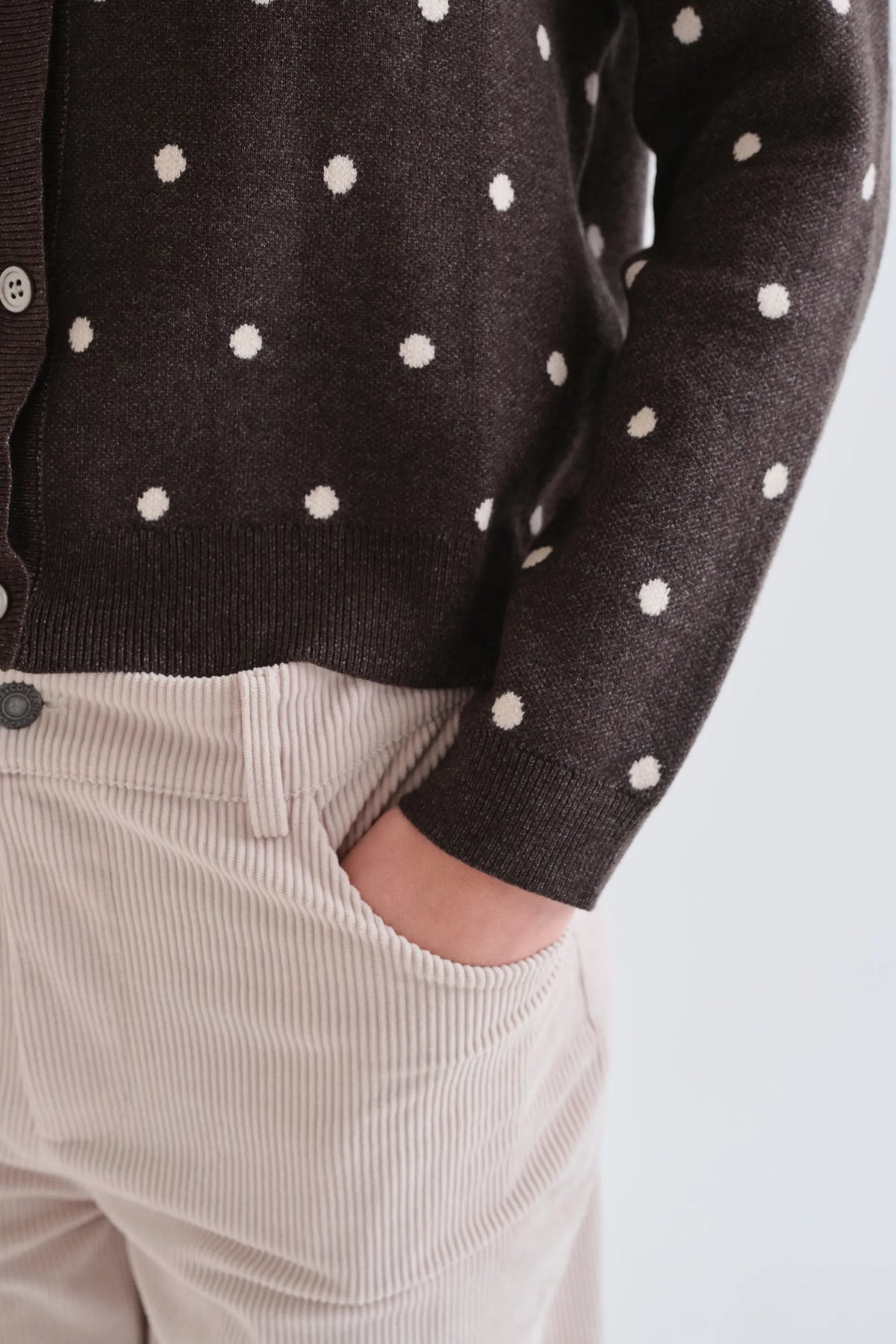 Cárdigan verde con estampado de puntos blancos pequeños
