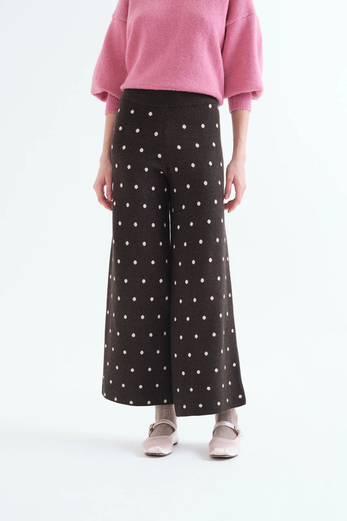 Pantaloni verdi con stampa a pois bianchi piccoli