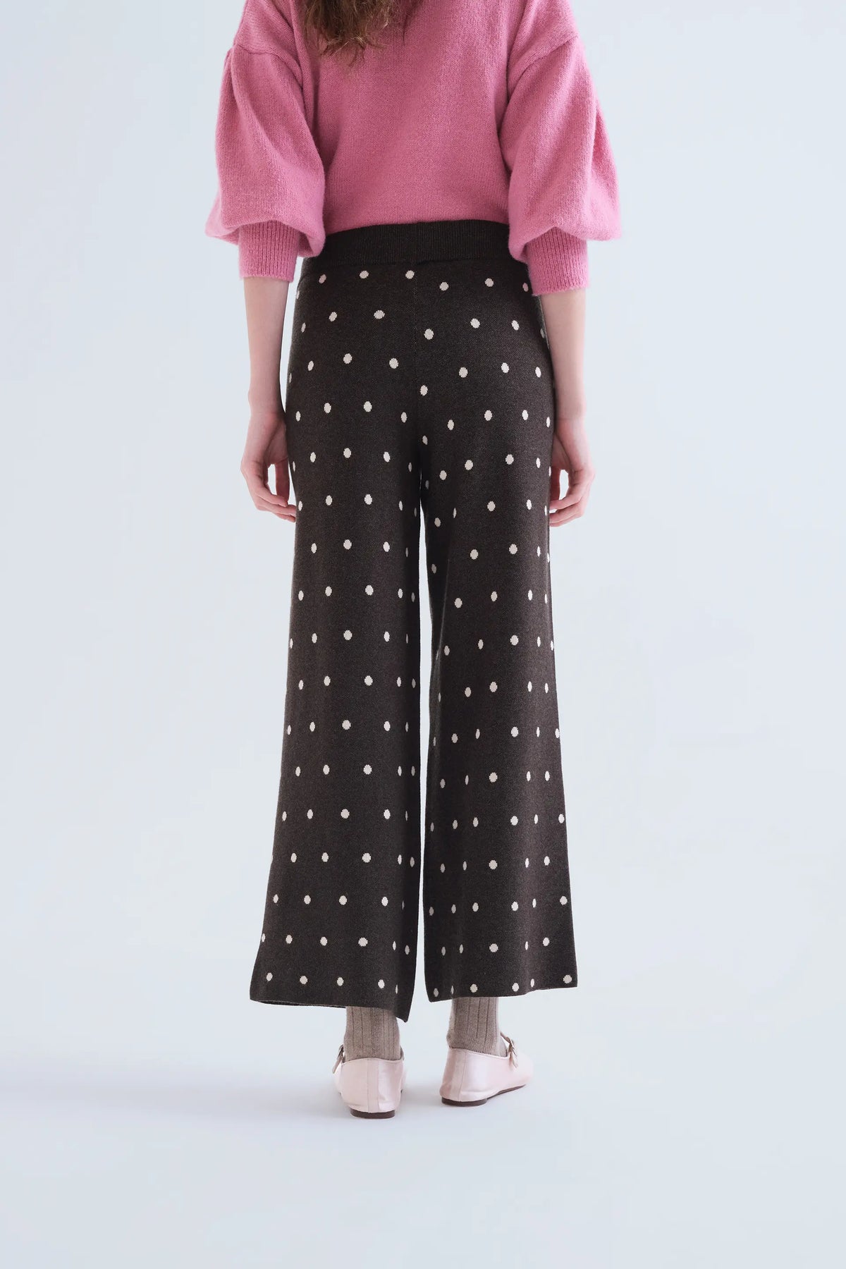 Pantaloni verdi con stampa a pois bianchi piccoli