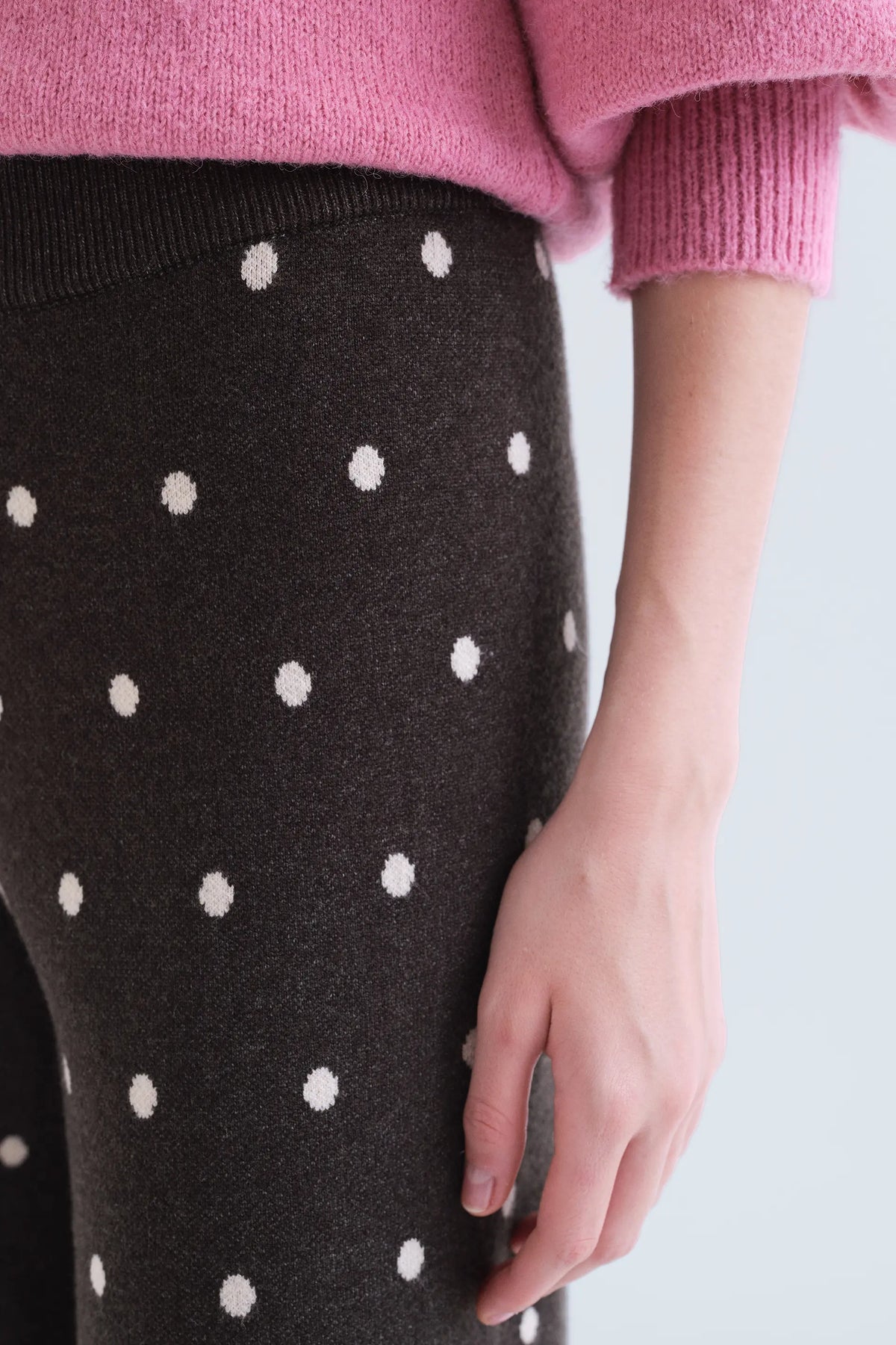 Pantaloni verdi con stampa a pois bianchi piccoli