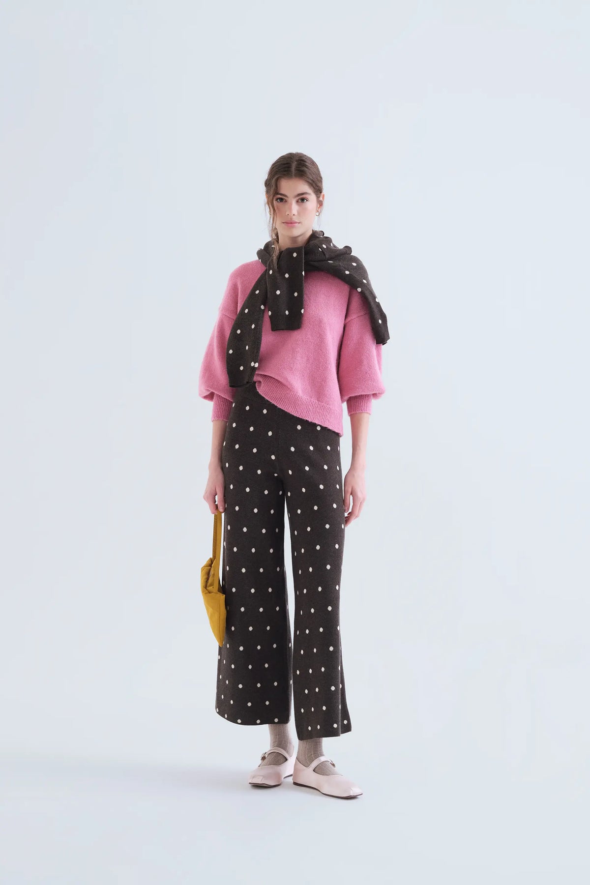 Pantaloni verdi con stampa a pois bianchi piccoli