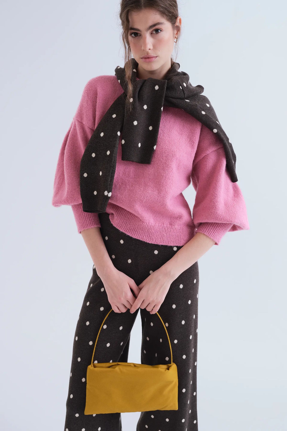 Pantaloni verdi con stampa a pois bianchi piccoli