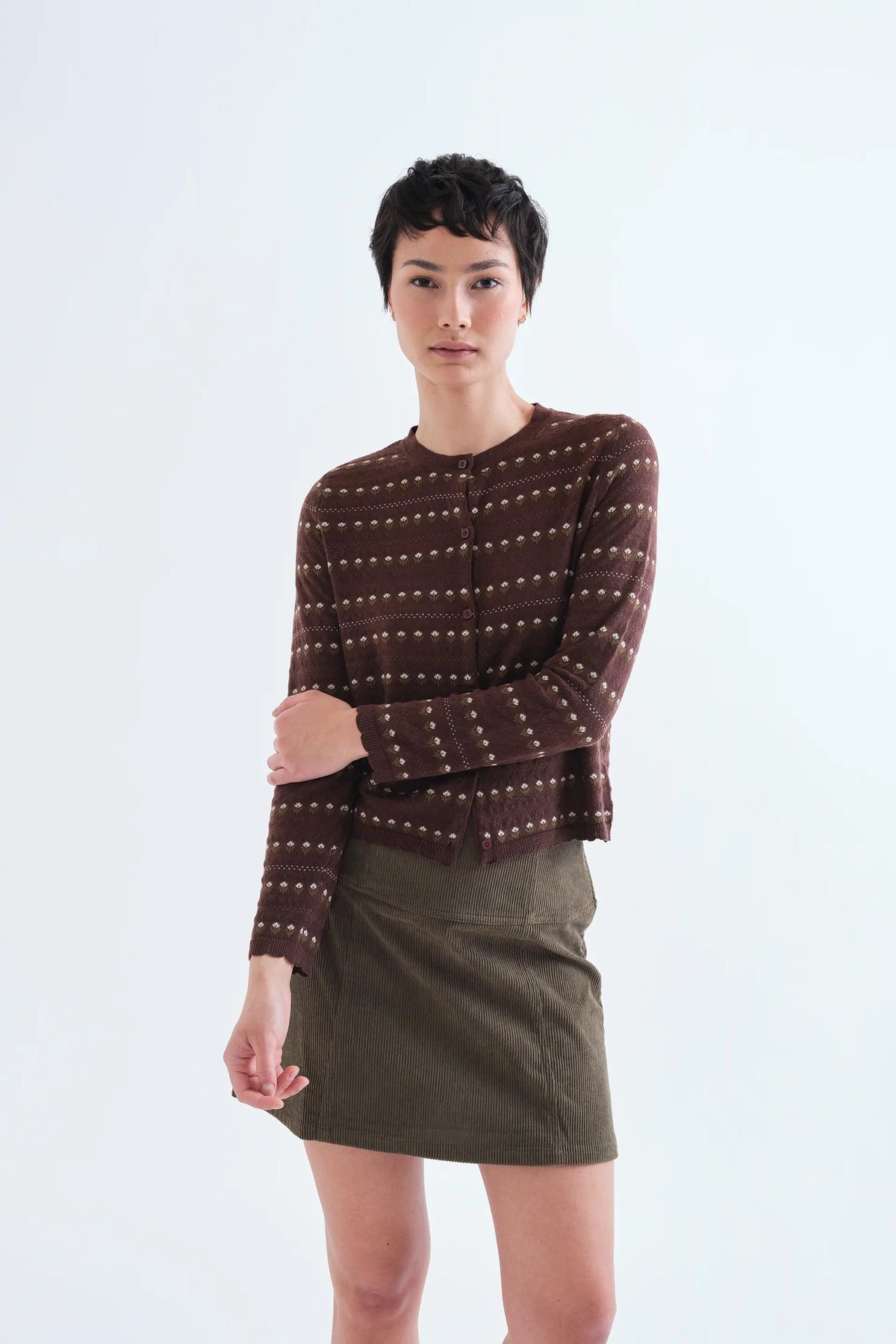 Cardigan marrone con fiori ricamati