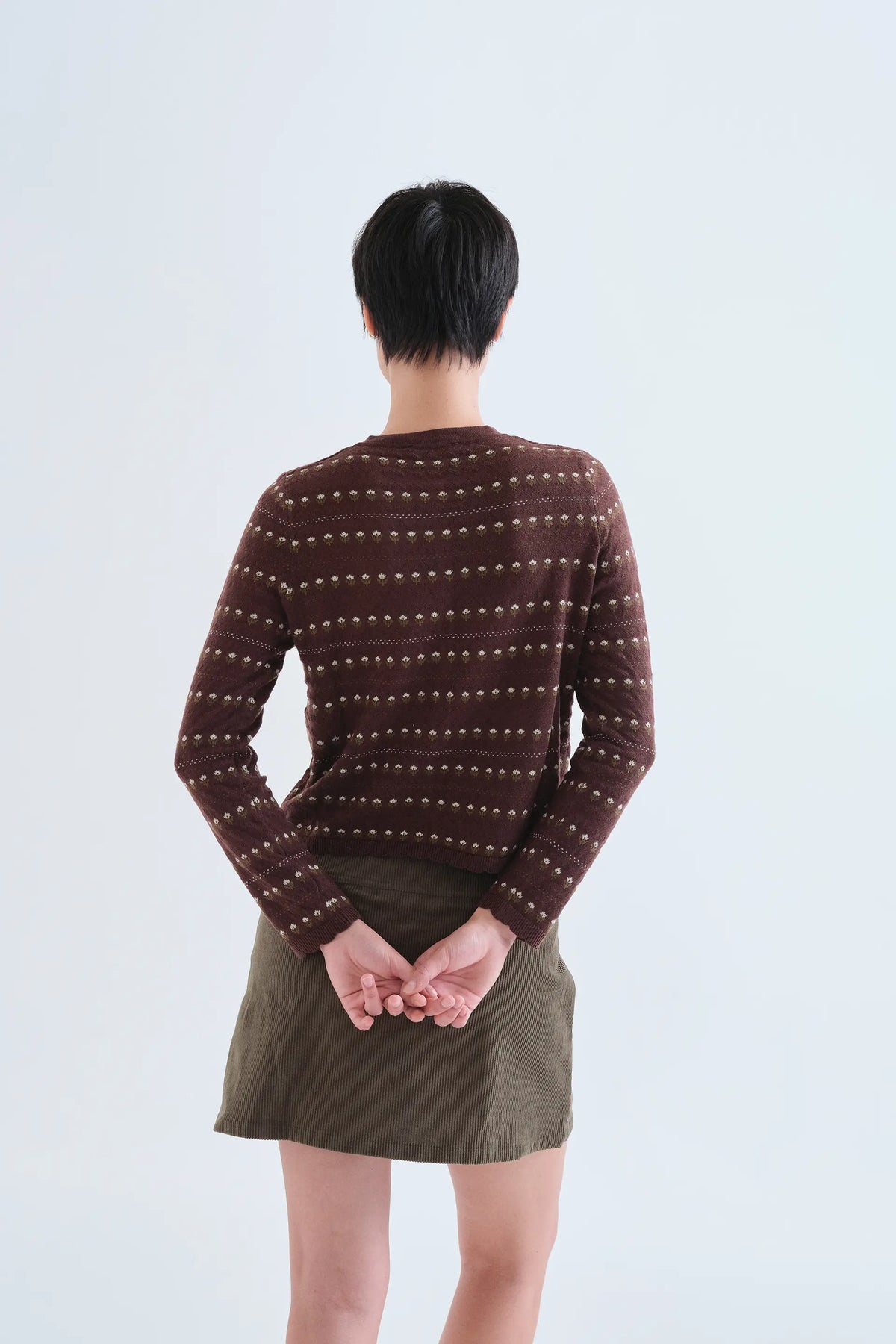 Cardigan marrone con fiori ricamati