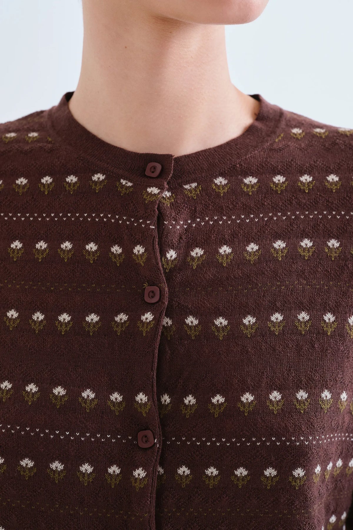 Cardigan marrone con fiori ricamati