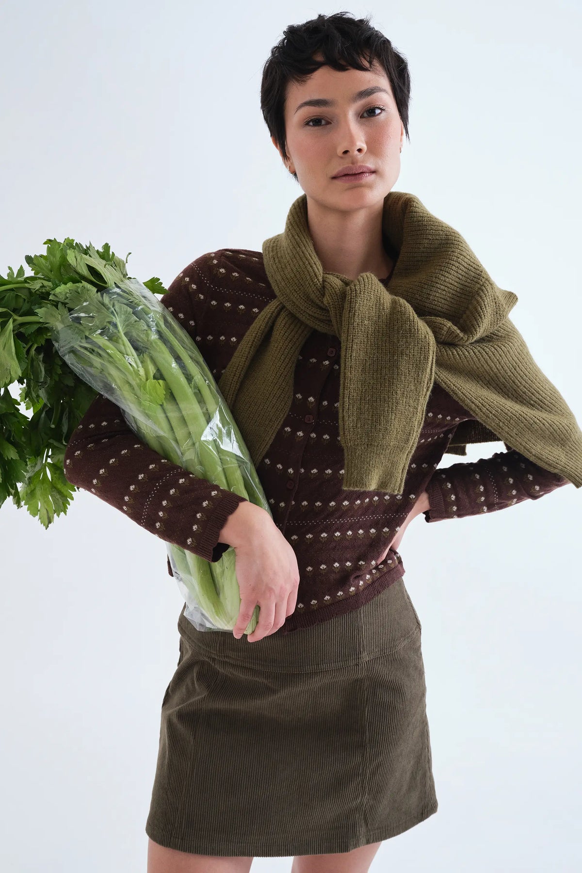 Cardigan marrone con fiori ricamati