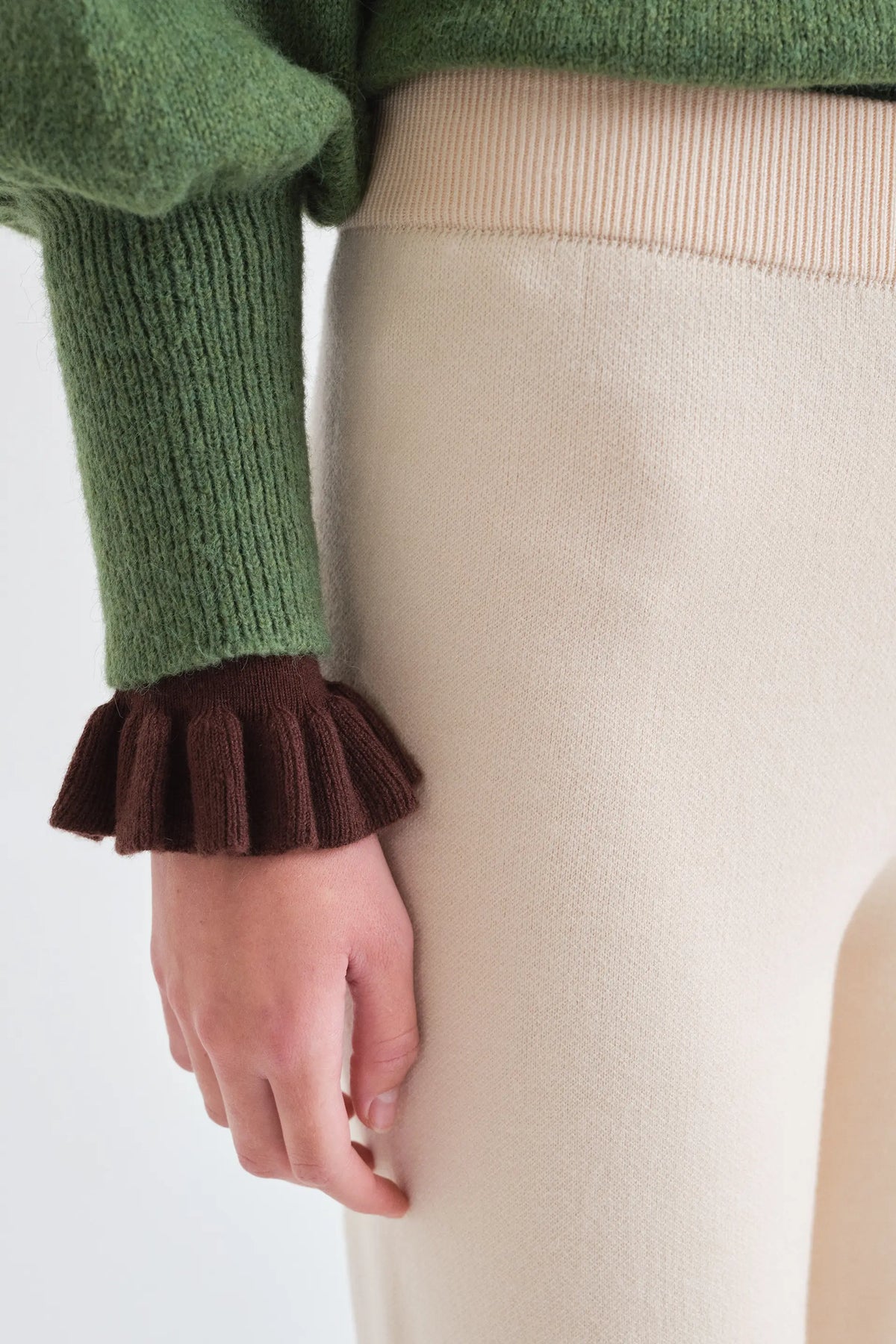 Pantalón básico de punto blanco crudo