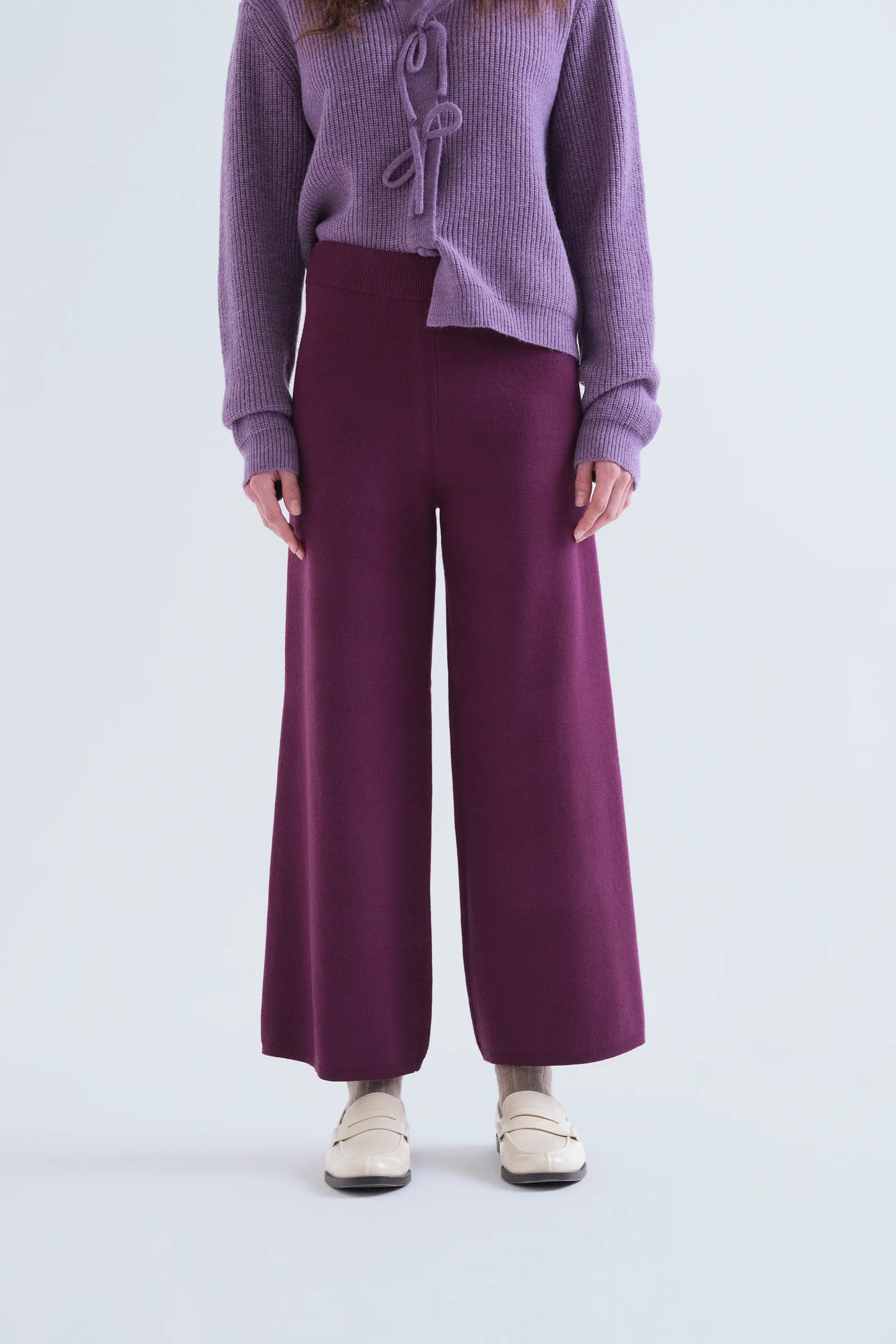 Pantalón básico de punto berenjena