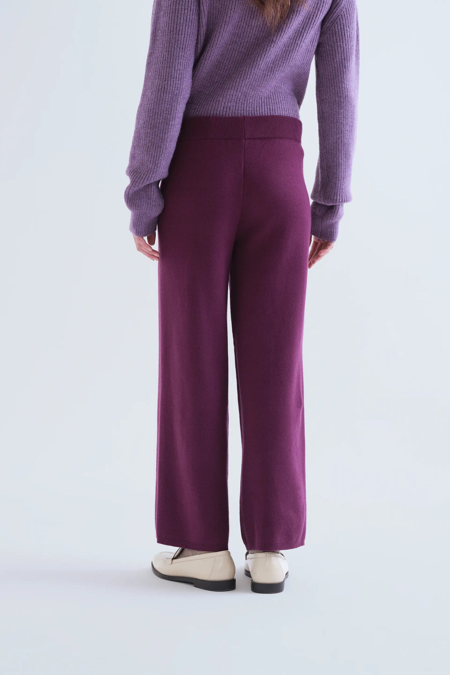 Pantalón básico de punto berenjena