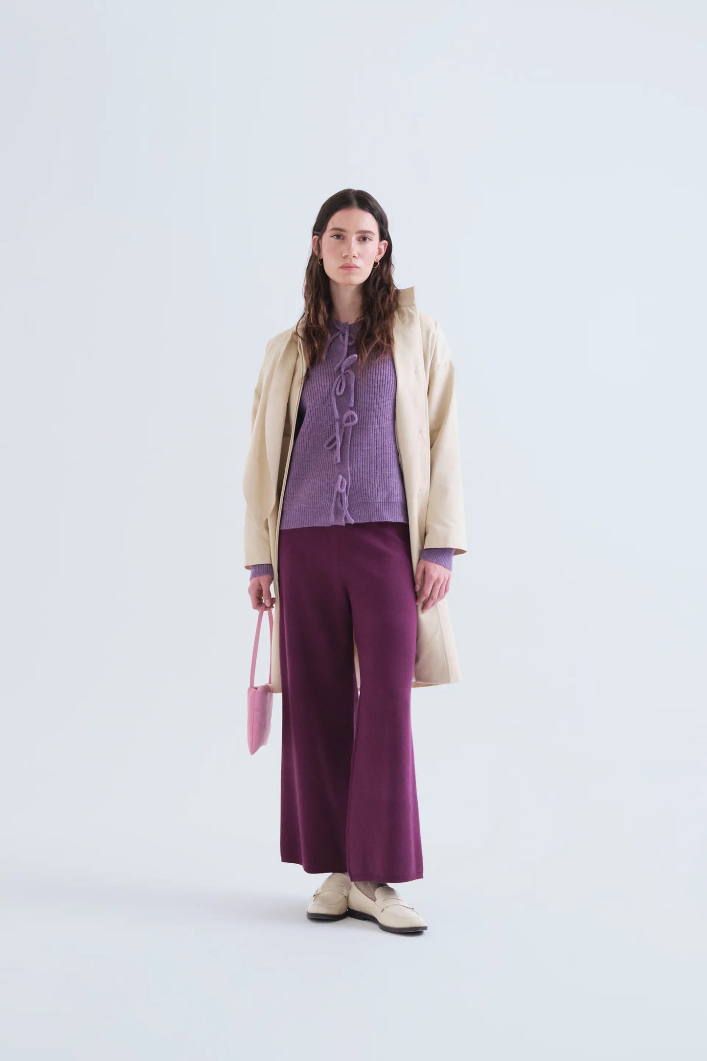 Pantalón básico de punto berenjena