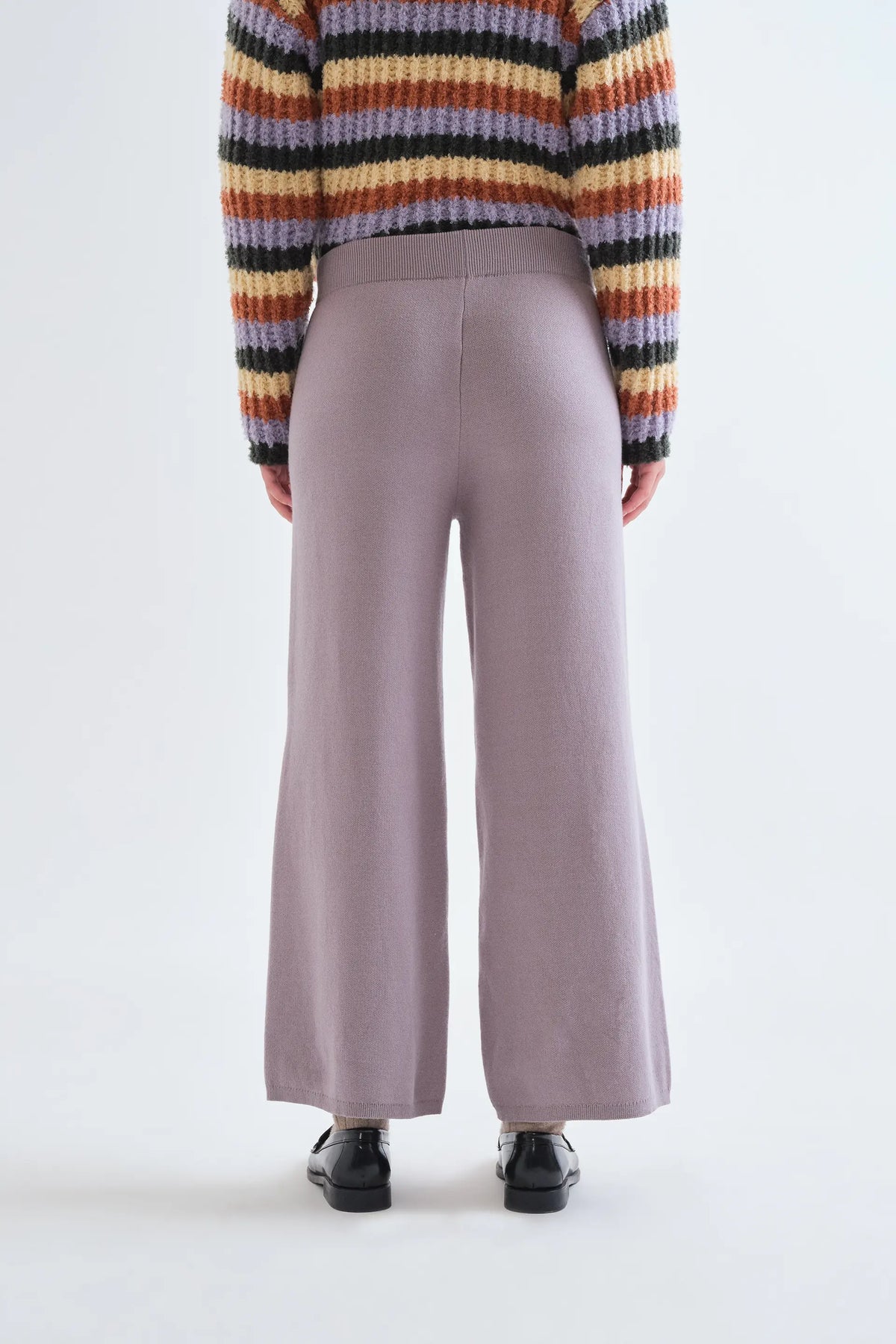 Pantalón básico de punto gris