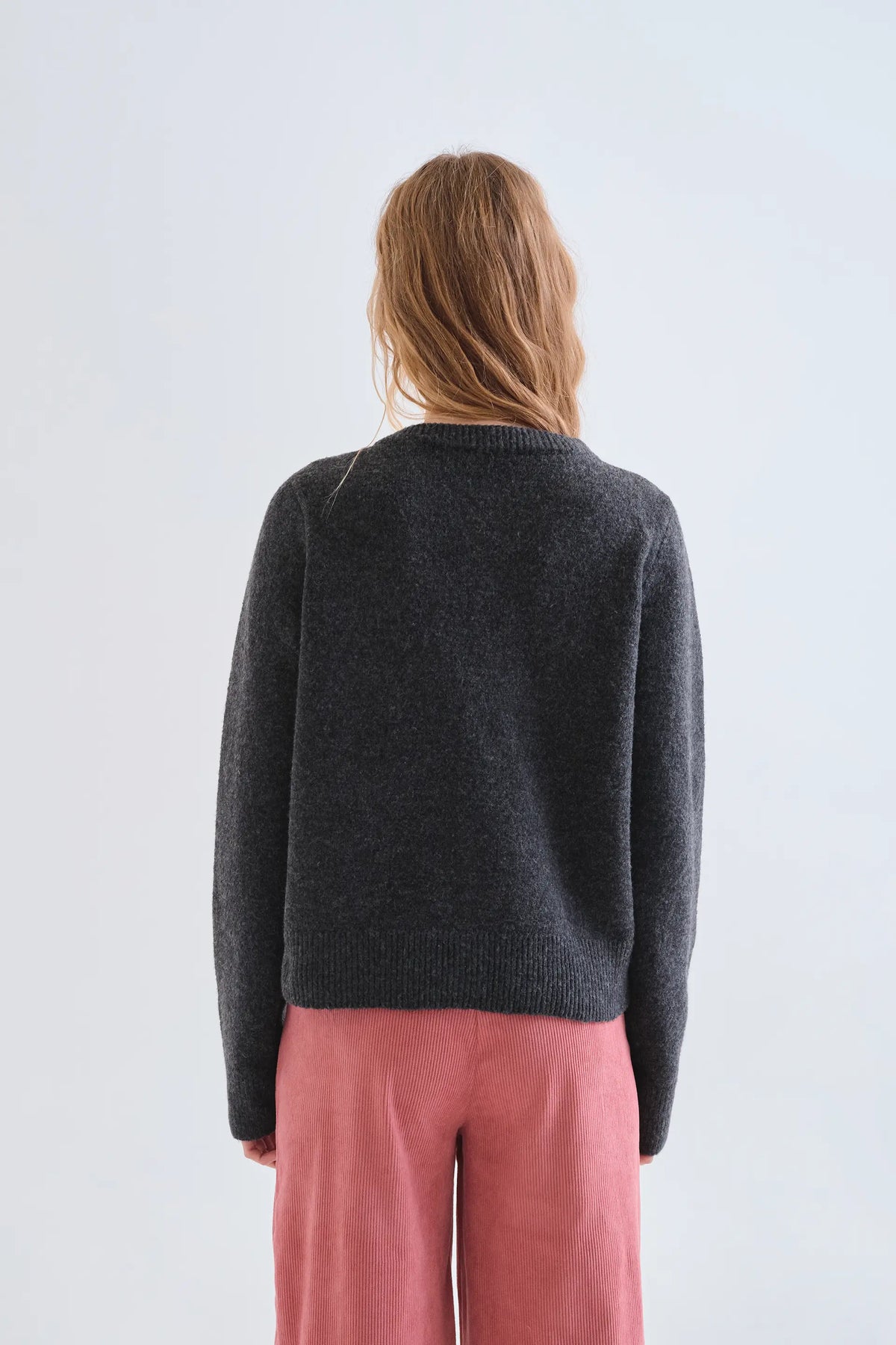 Cardigan grigio scuro con bottoni rosa