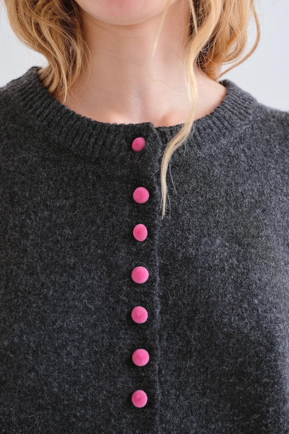 Cardigan grigio scuro con bottoni rosa
