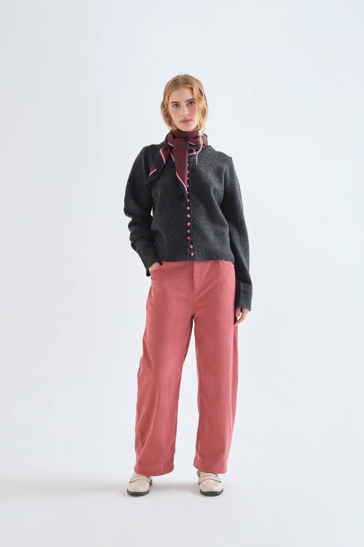 Cardigan grigio scuro con bottoni rosa
