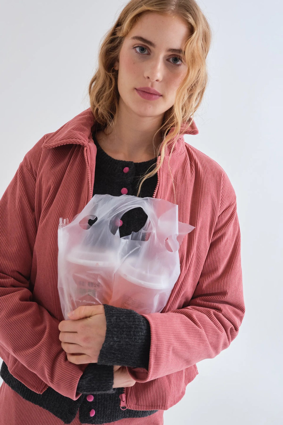 Cardigan grigio scuro con bottoni rosa