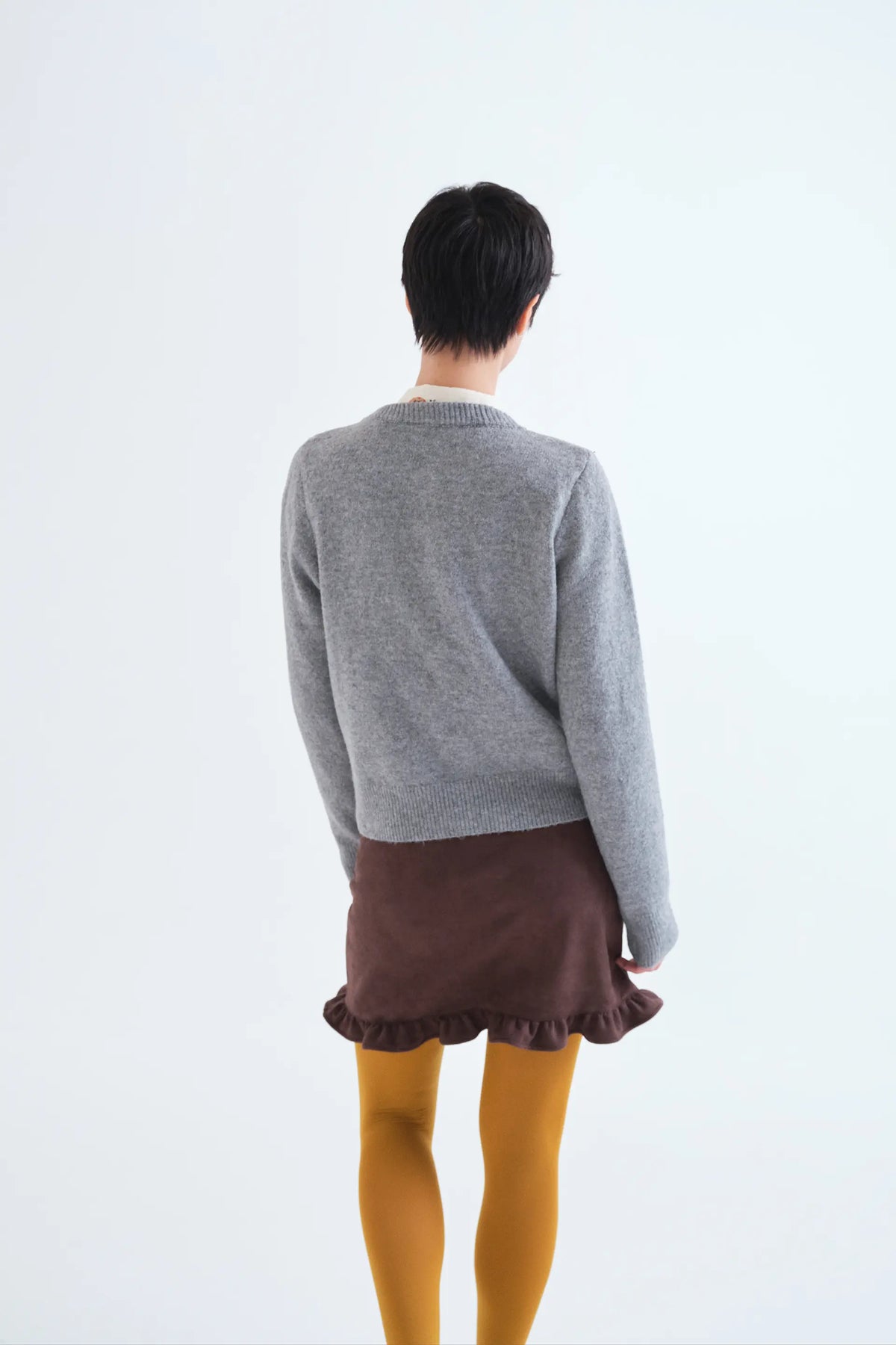 Cardigan grigio chiaro con bottoni neri