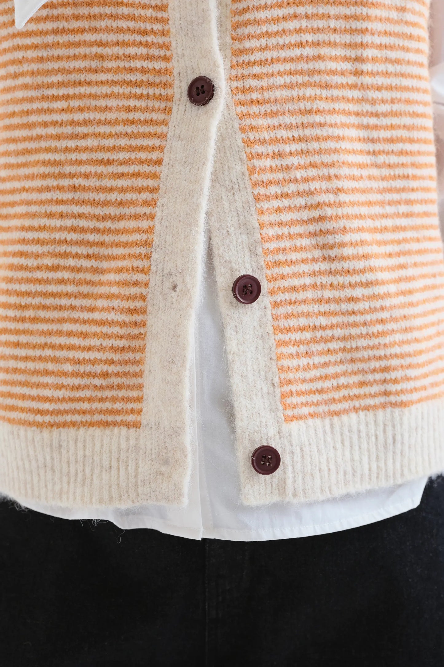 Chaleco de punto con estampado de rayas naranja y blanco