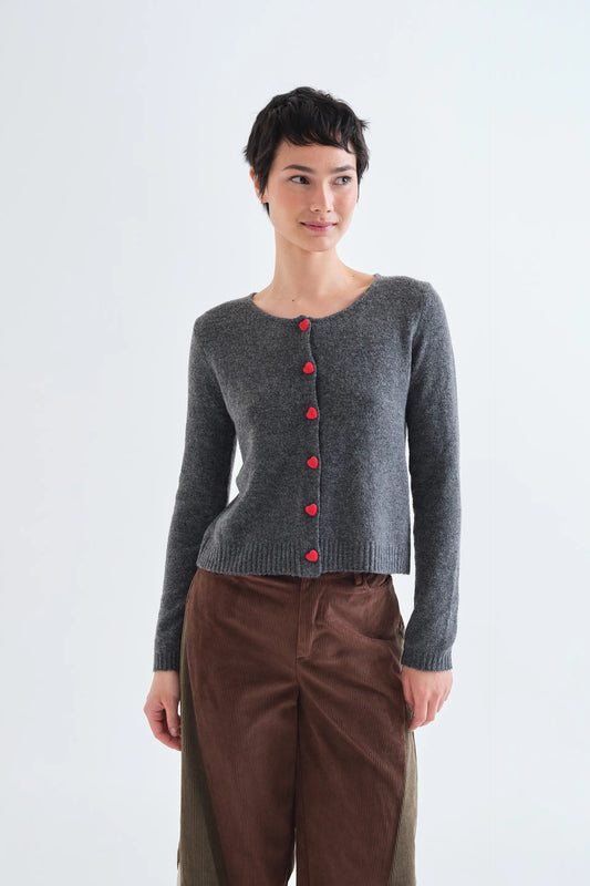 Cárdigan gris oscuro con botones de corazón rojo