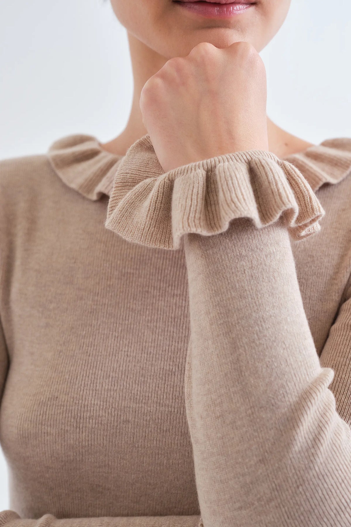 Top con volant in maglia beige