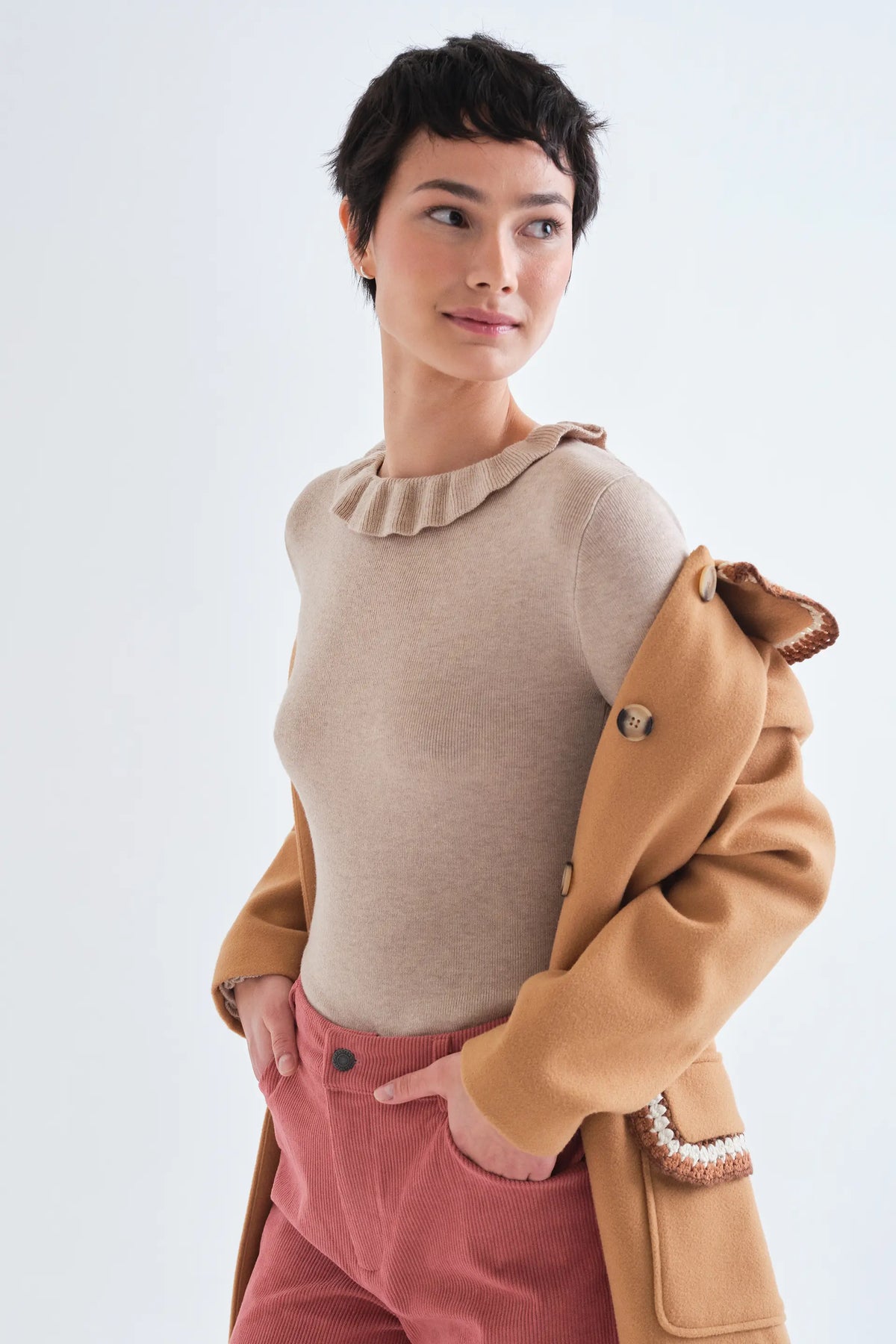 Top con volant in maglia beige