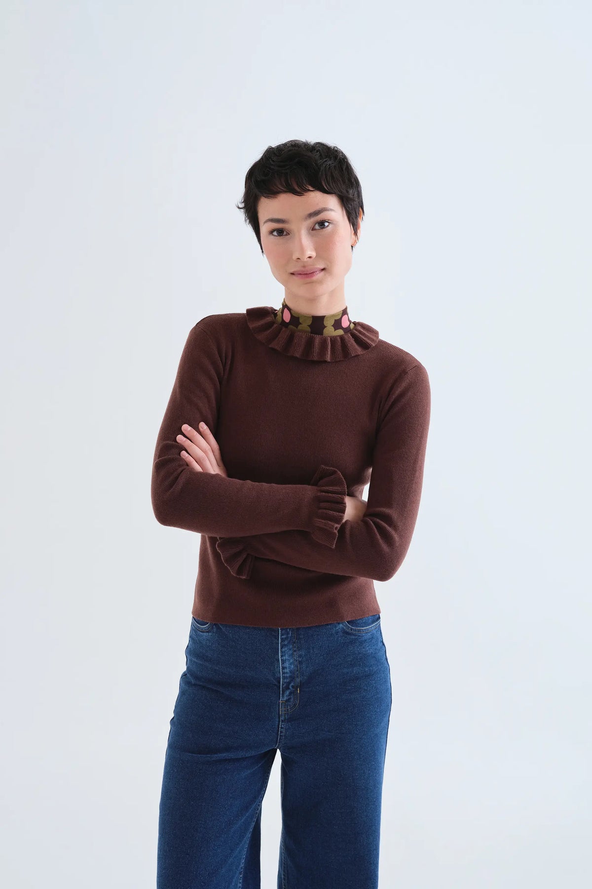 Top con volant in maglia marrone