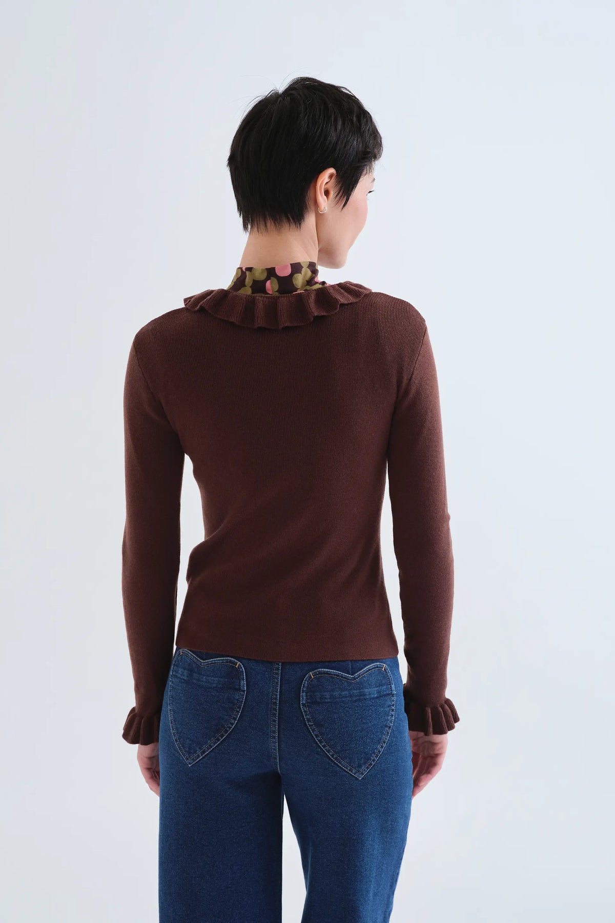 Top con volant in maglia marrone