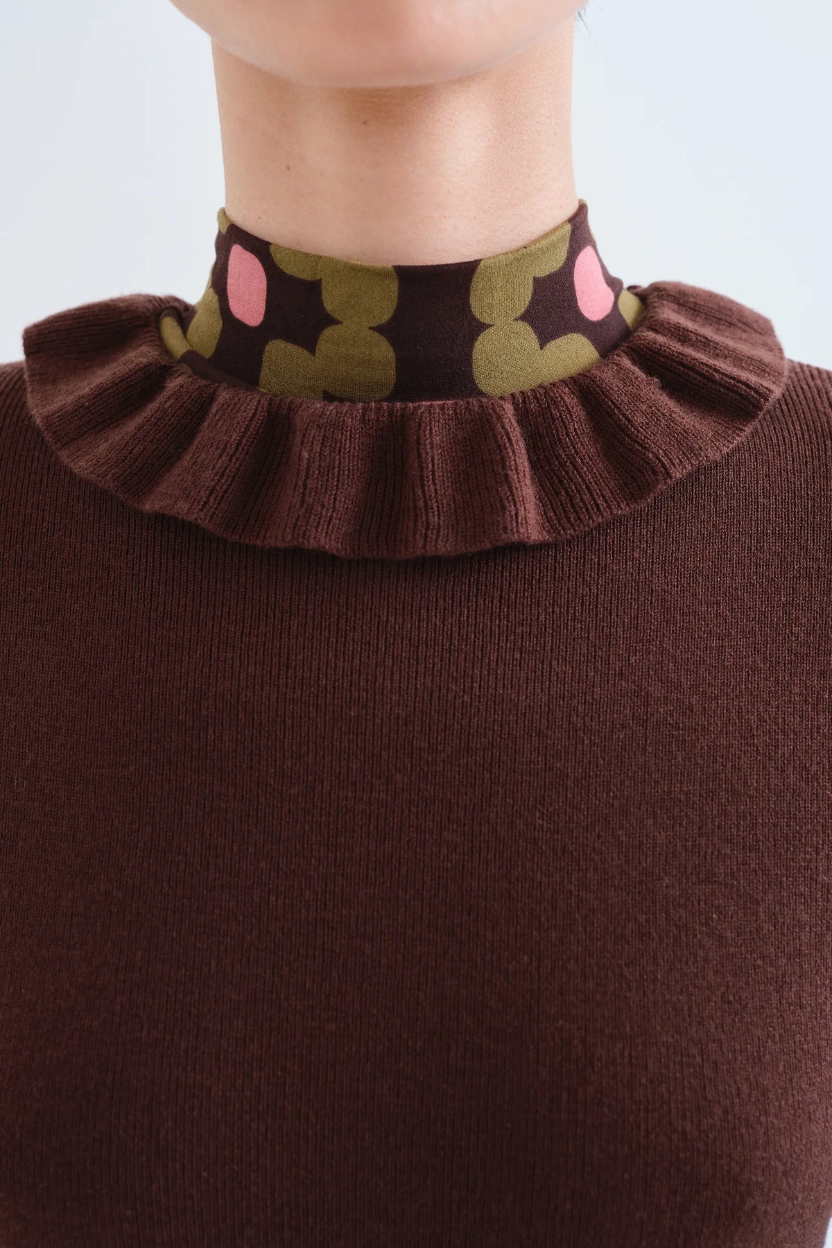 Top con volant in maglia marrone