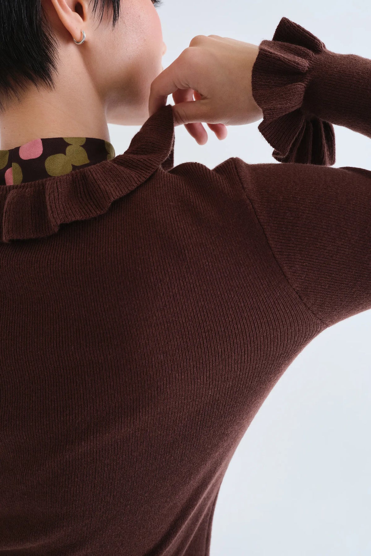 Top con volant in maglia marrone