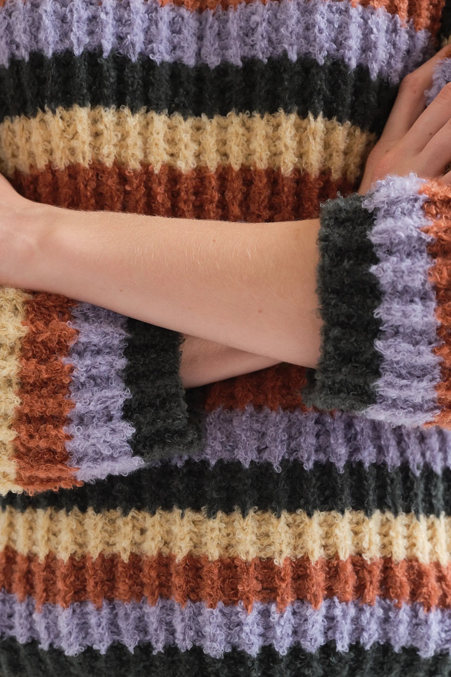 Maglione con stampa a righe multicolore