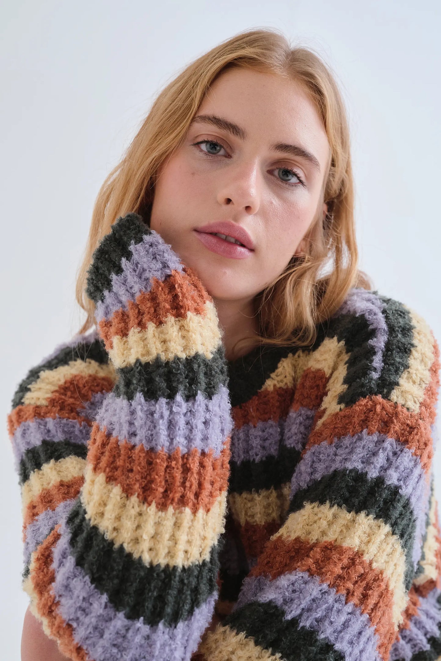 Maglione con stampa a righe multicolore