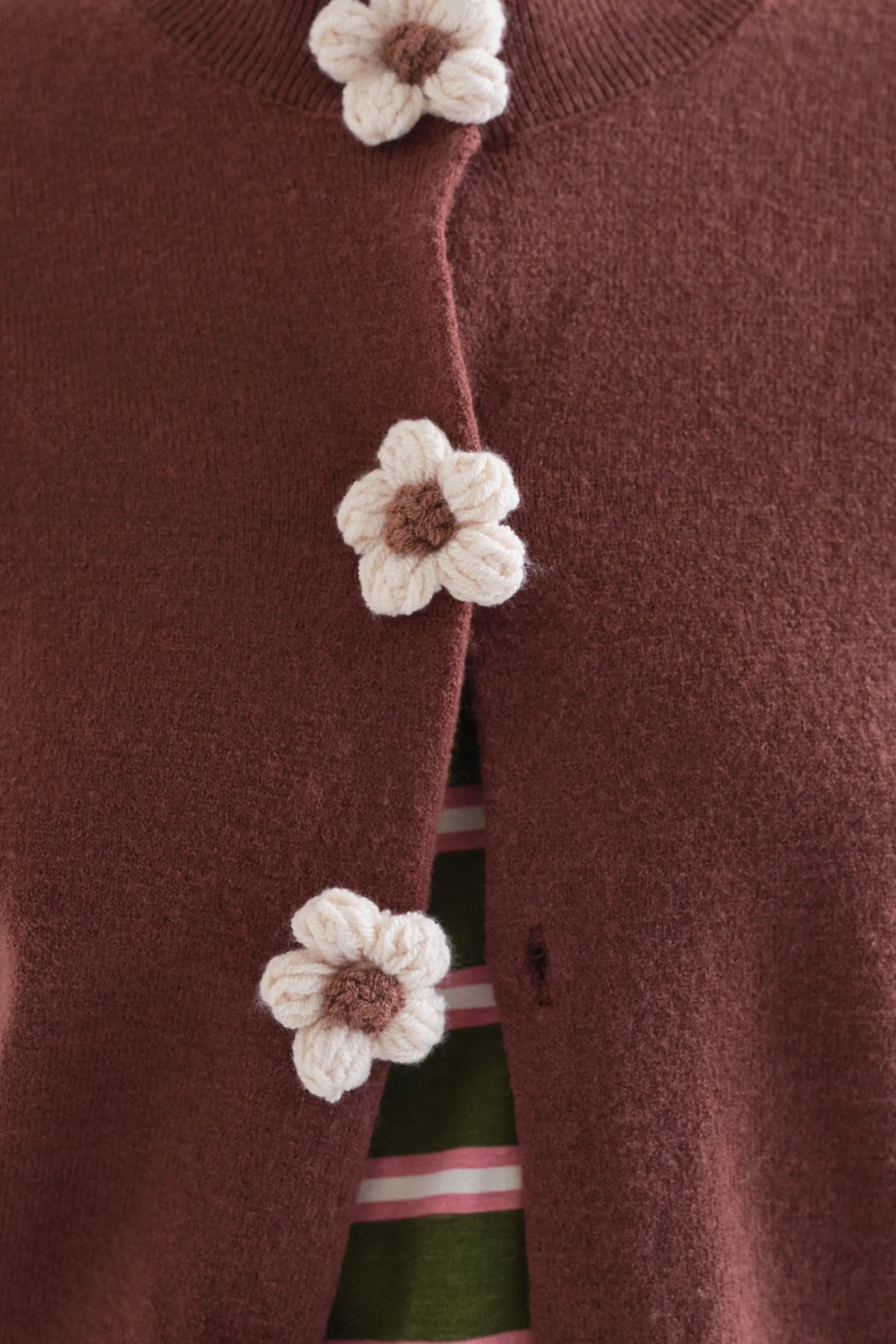 Cárdigan punto marrón con botones florales