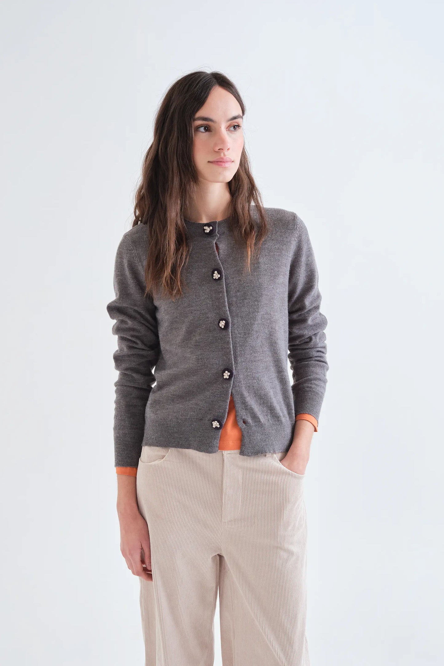 Cardigan grigio con bottoni neri floreali