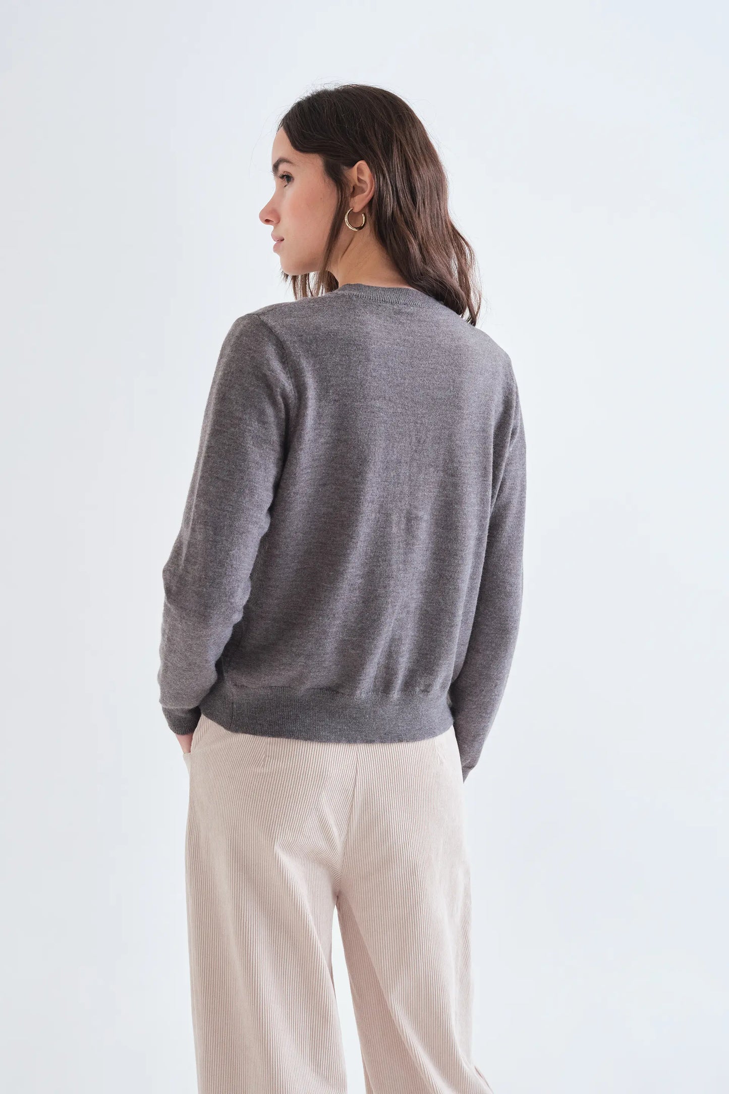 Cardigan grigio con bottoni neri floreali