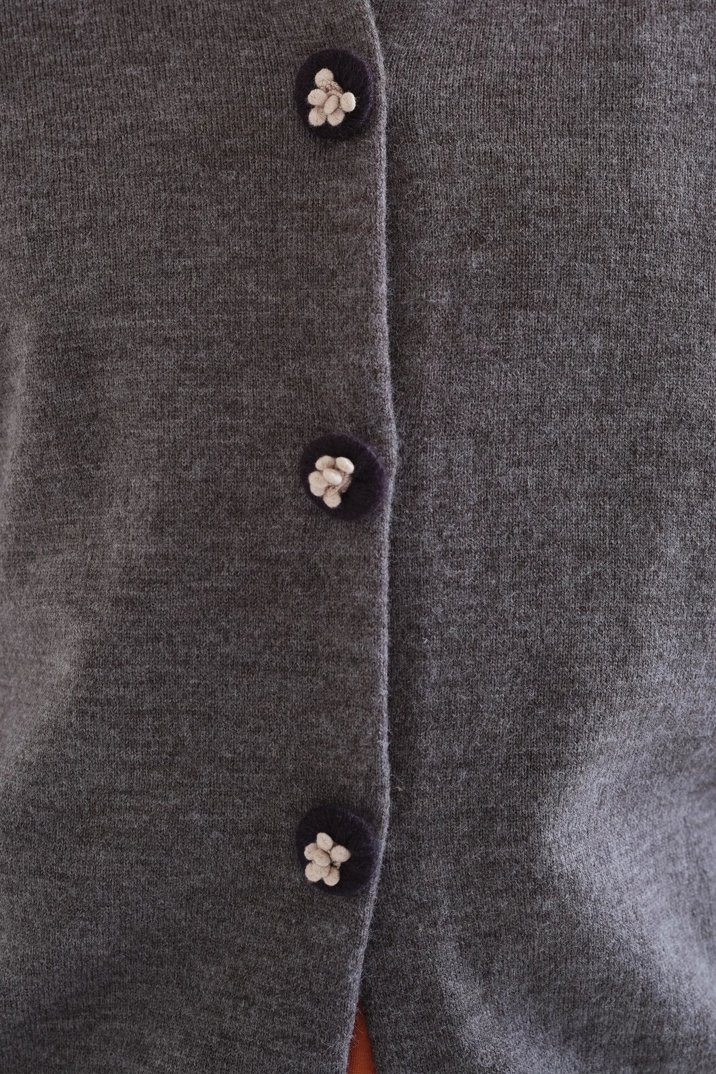 Cardigan grigio con bottoni neri floreali