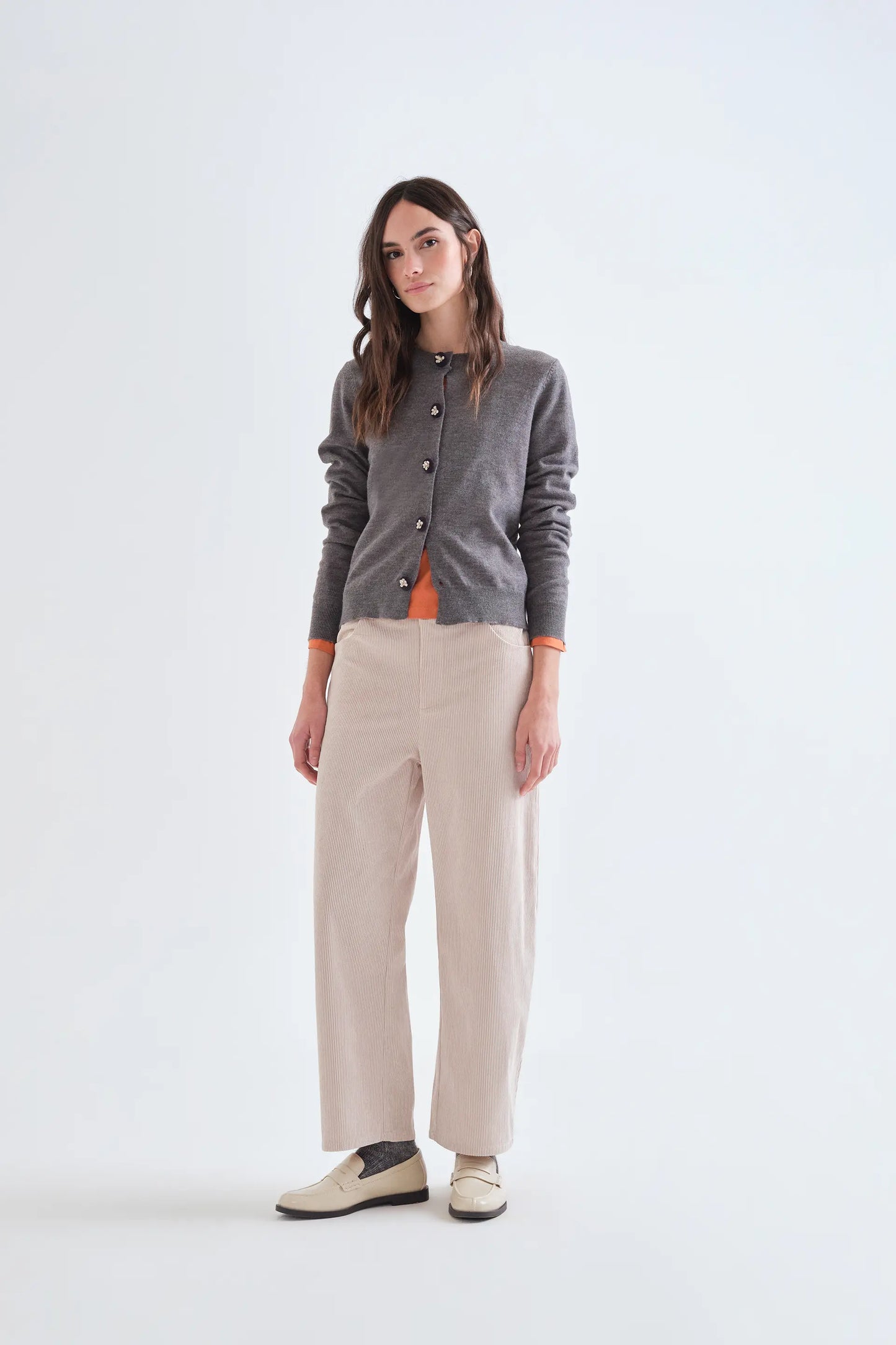 Cardigan grigio con bottoni neri floreali