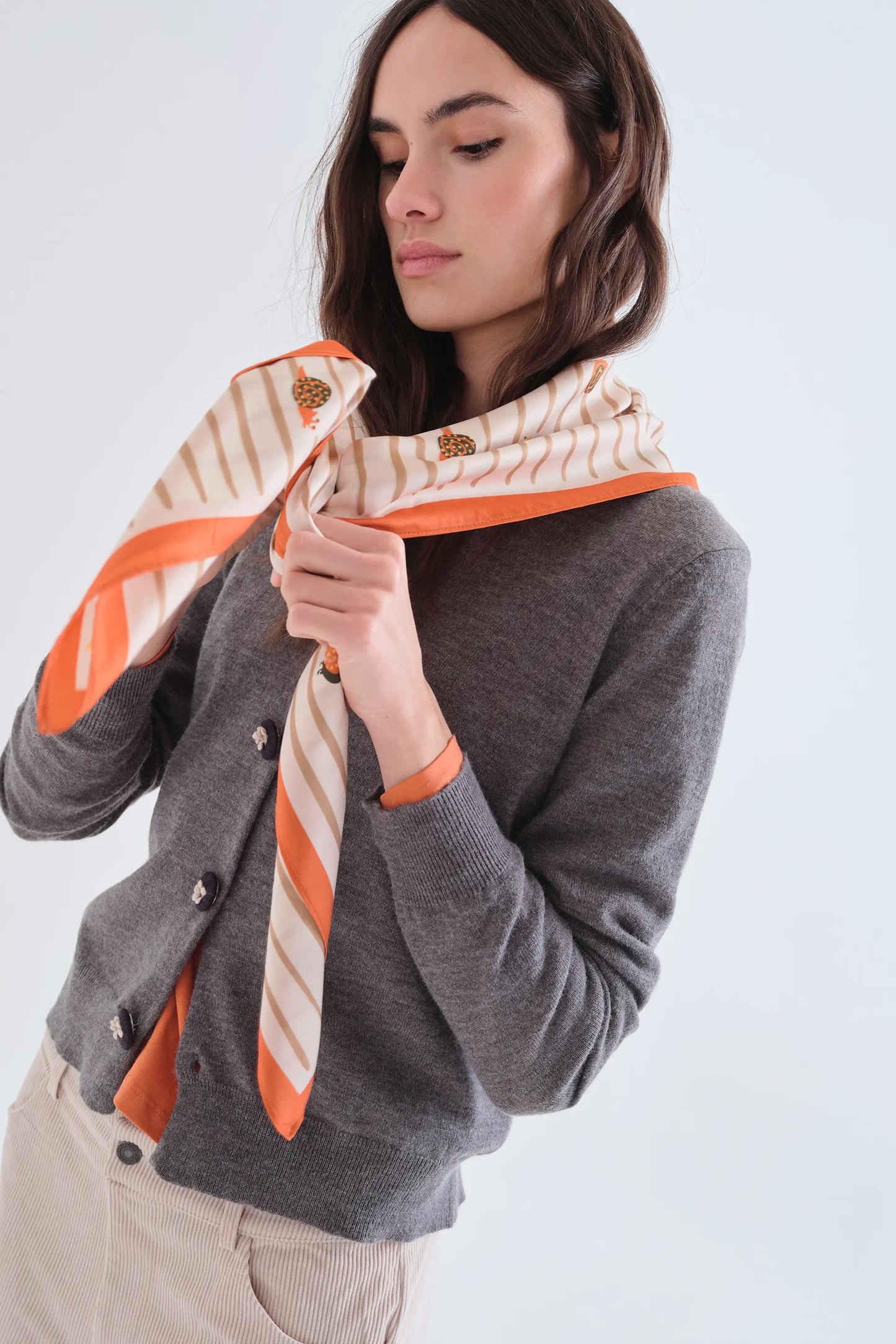 Cardigan grigio con bottoni neri floreali
