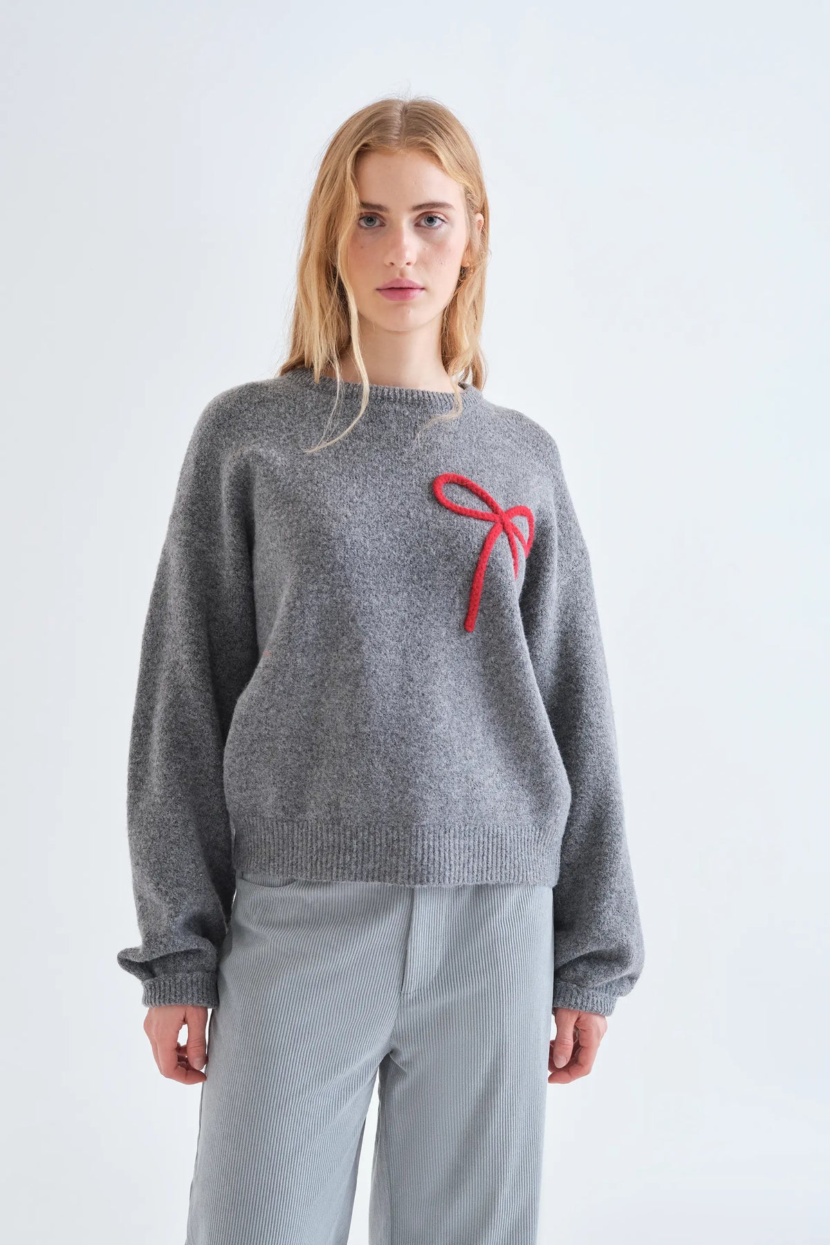 Maglione a maglia grigio con dettaglio fiocco rosso