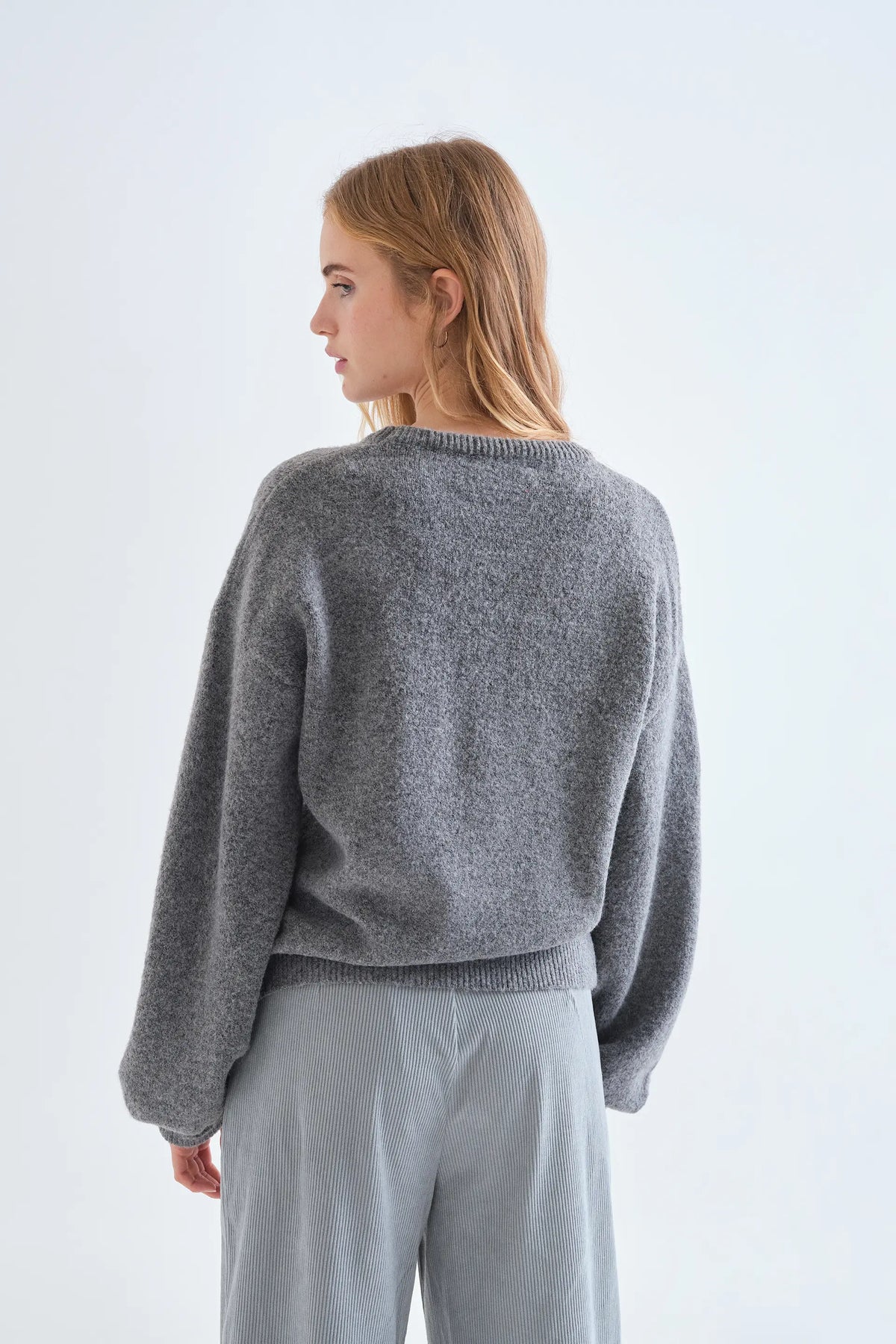 Maglione a maglia grigio con dettaglio fiocco rosso