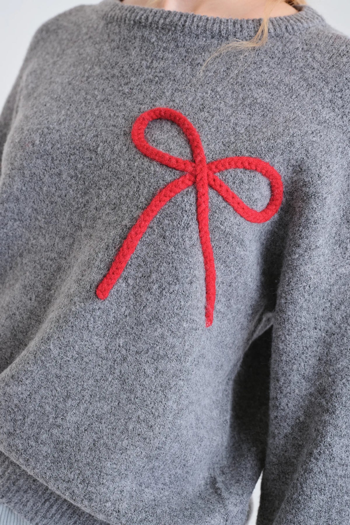 Maglione a maglia grigio con dettaglio fiocco rosso