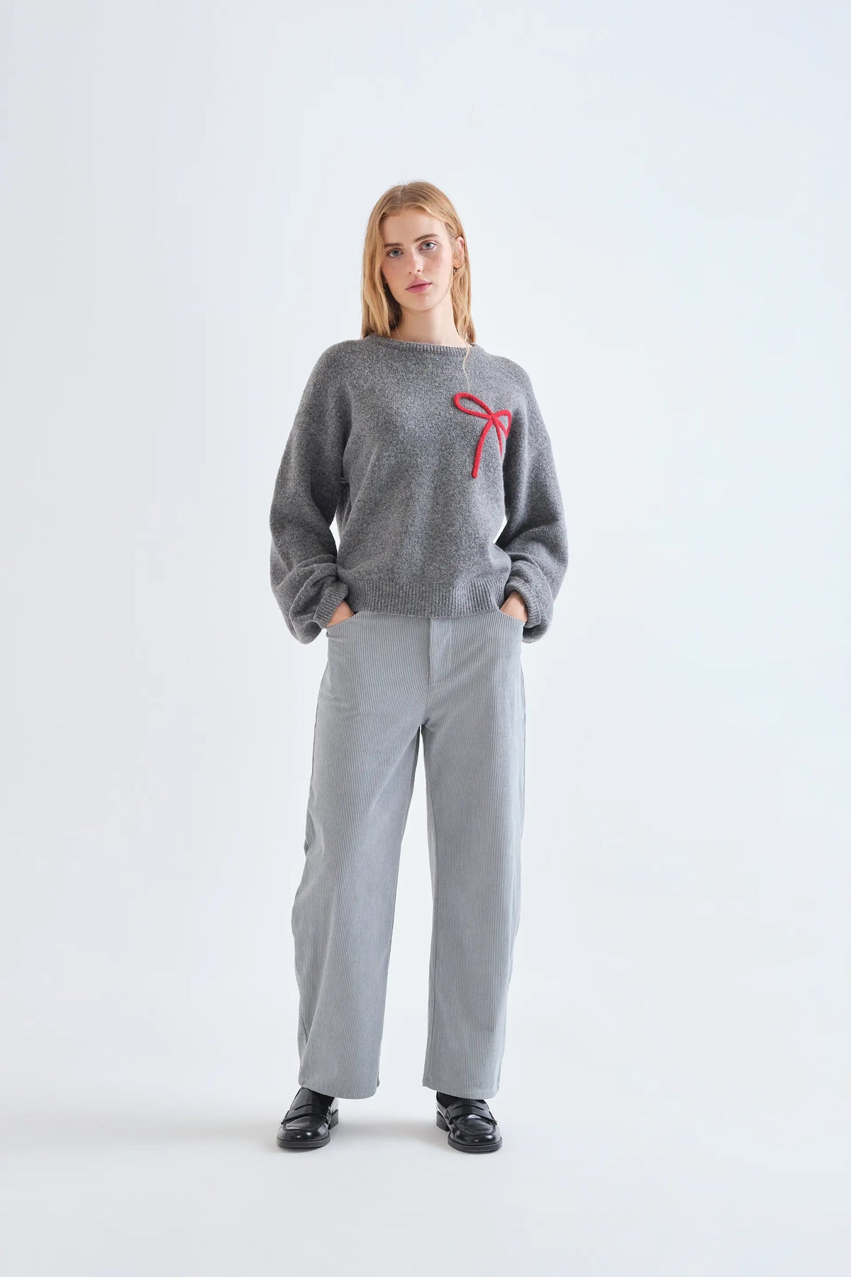 Maglione a maglia grigio con dettaglio fiocco rosso
