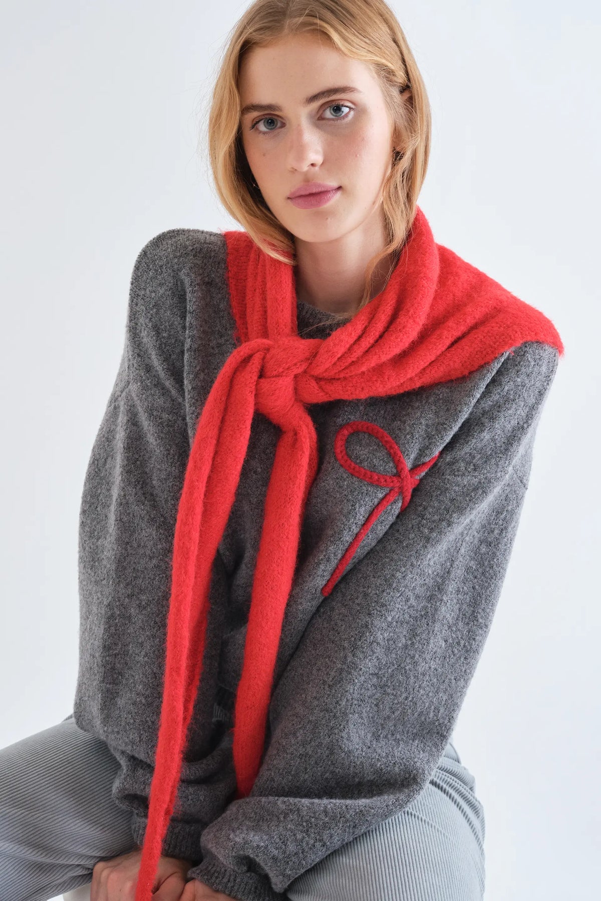 Maglione a maglia grigio con dettaglio fiocco rosso