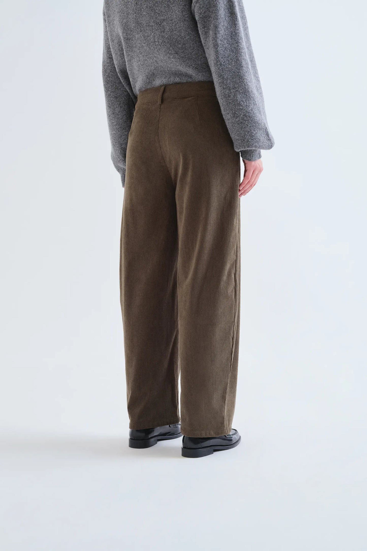 Pantalón de pana marrón oscuro