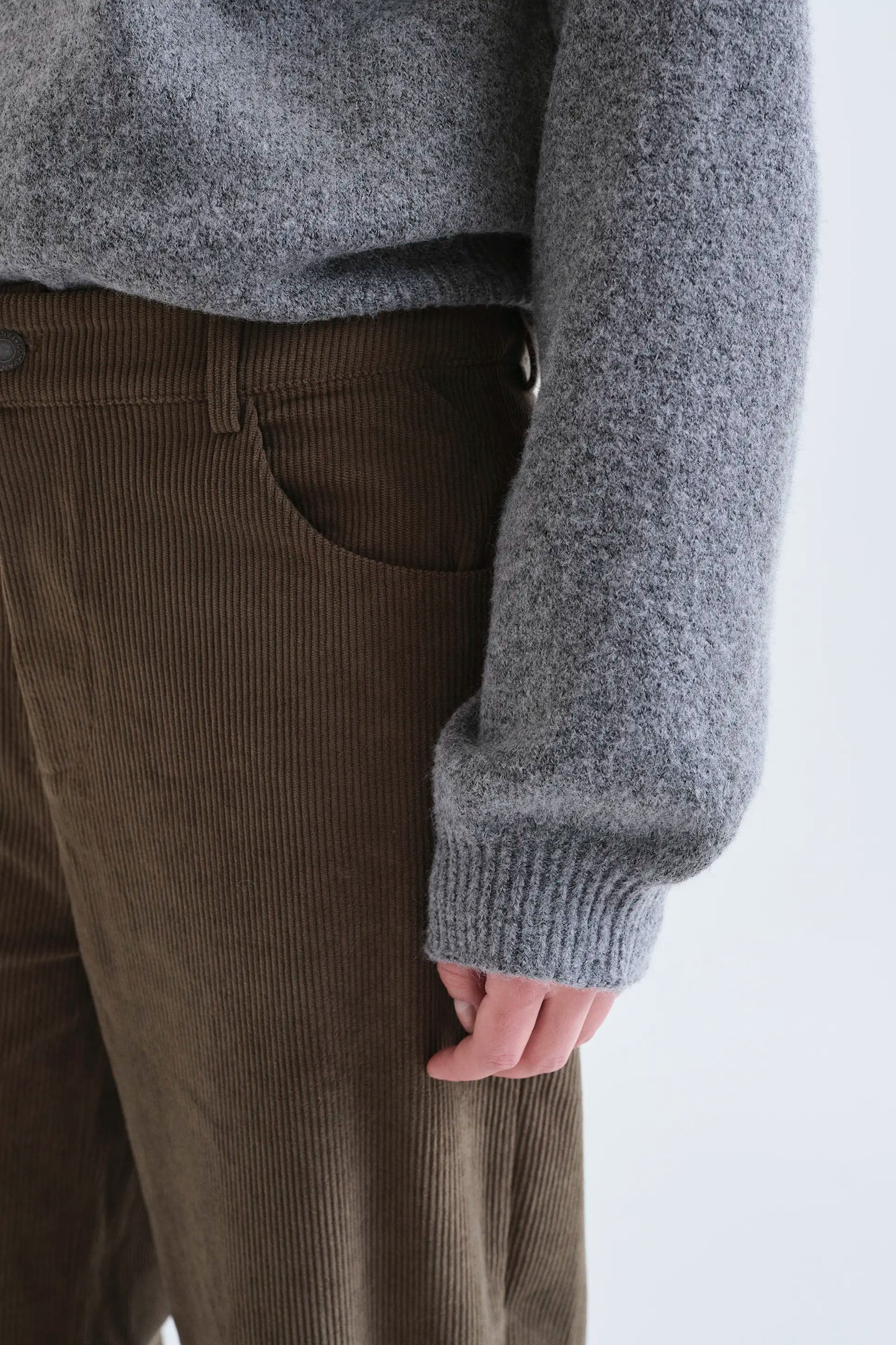 Pantalón de pana marrón oscuro