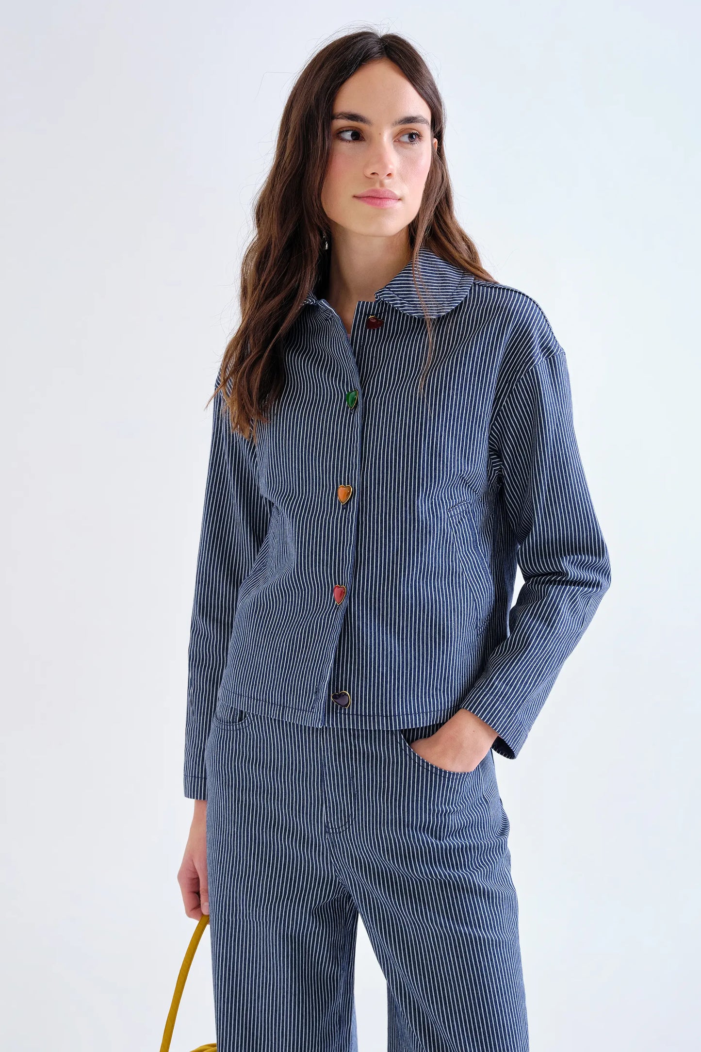 Chaqueta vaquera con rayas azul y detalles de corazón multicolor