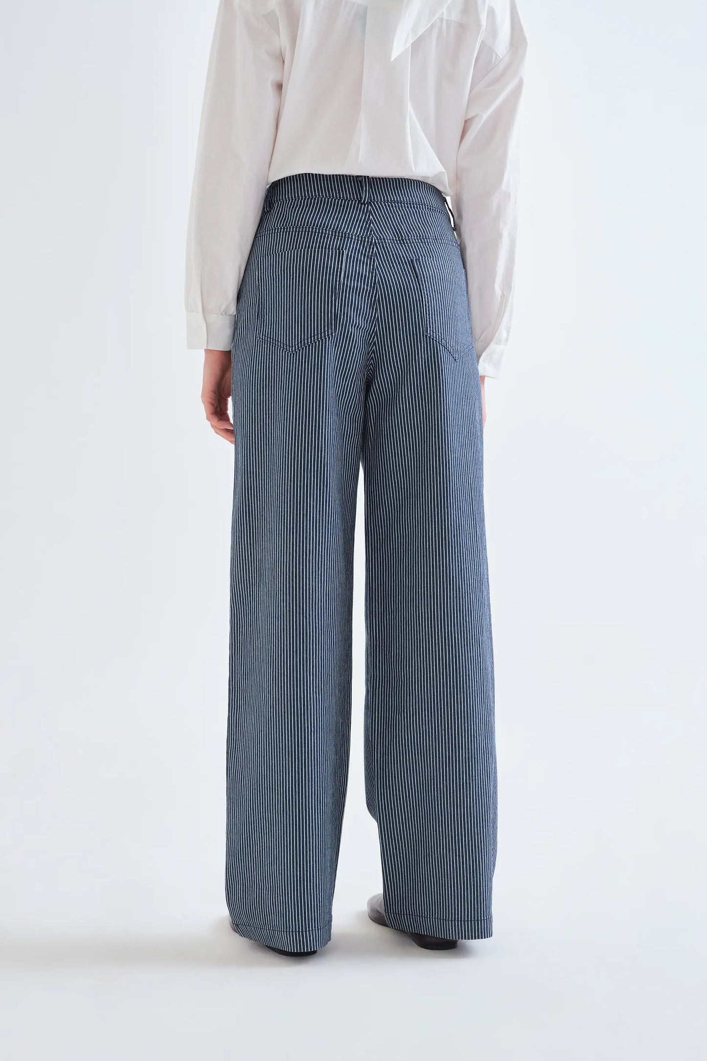 Pantalón vaquero con rayas azul y blanco
