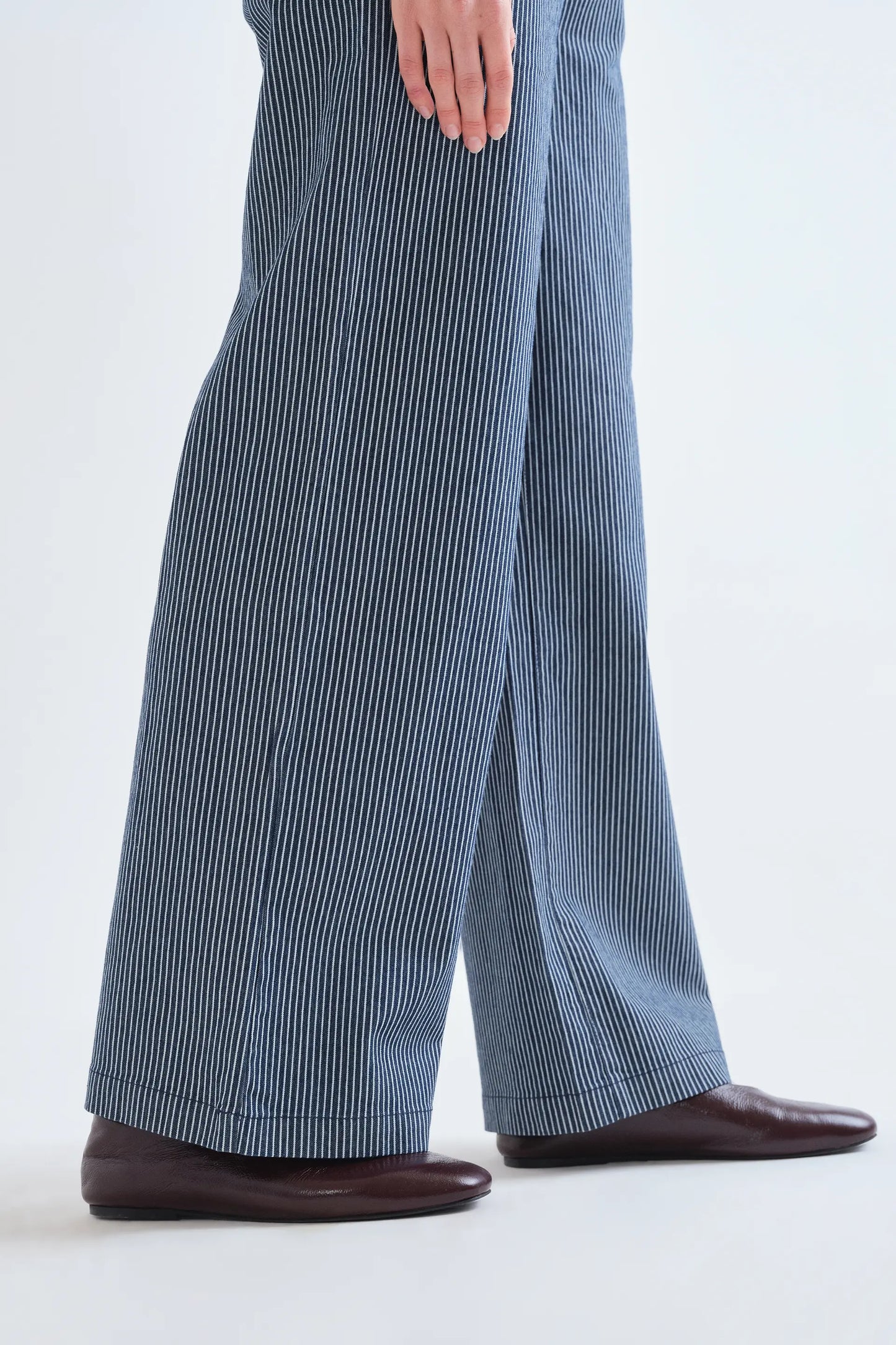 Pantalón vaquero con rayas azul y blanco