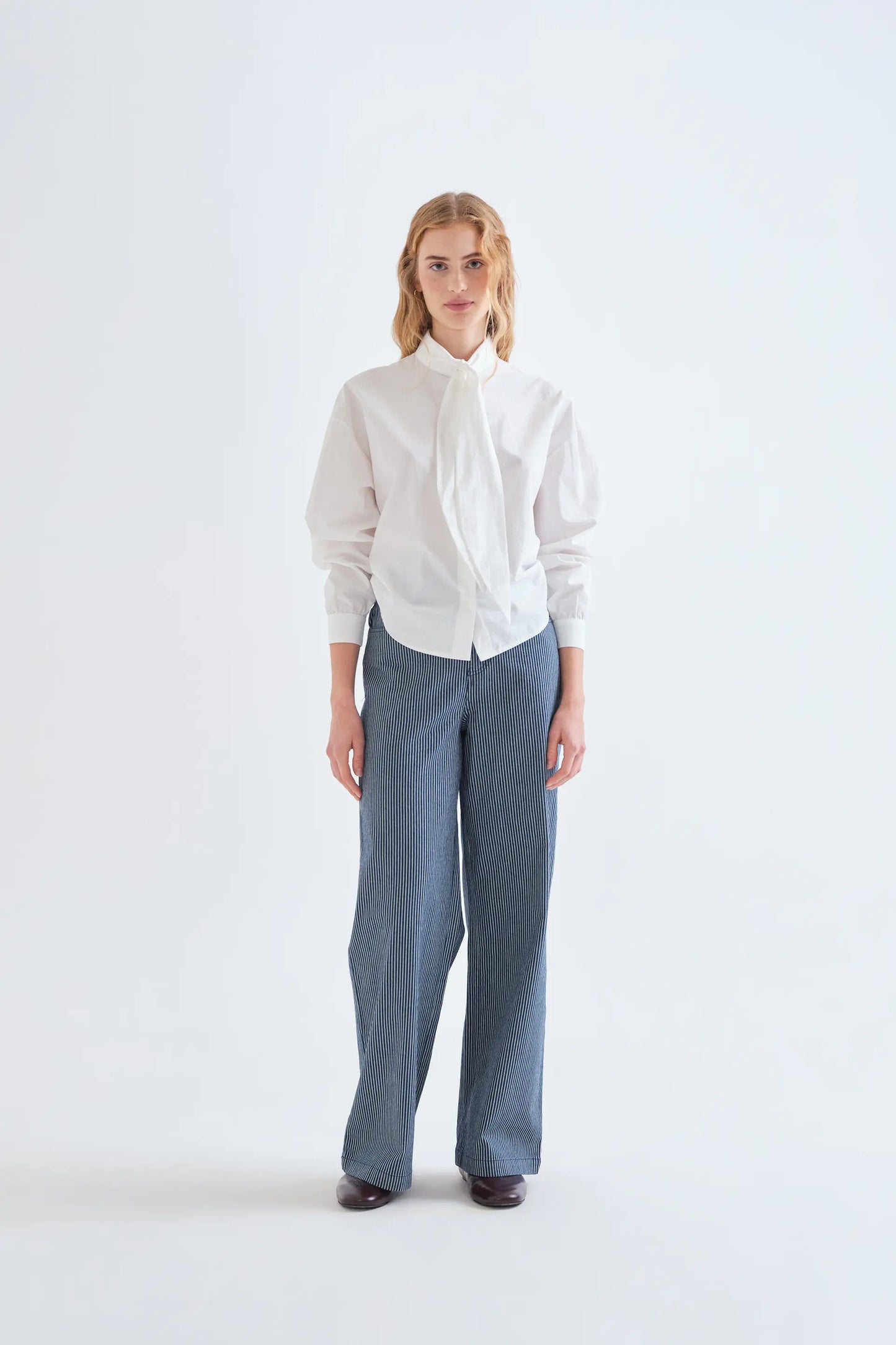 Pantalón vaquero con rayas azul y blanco